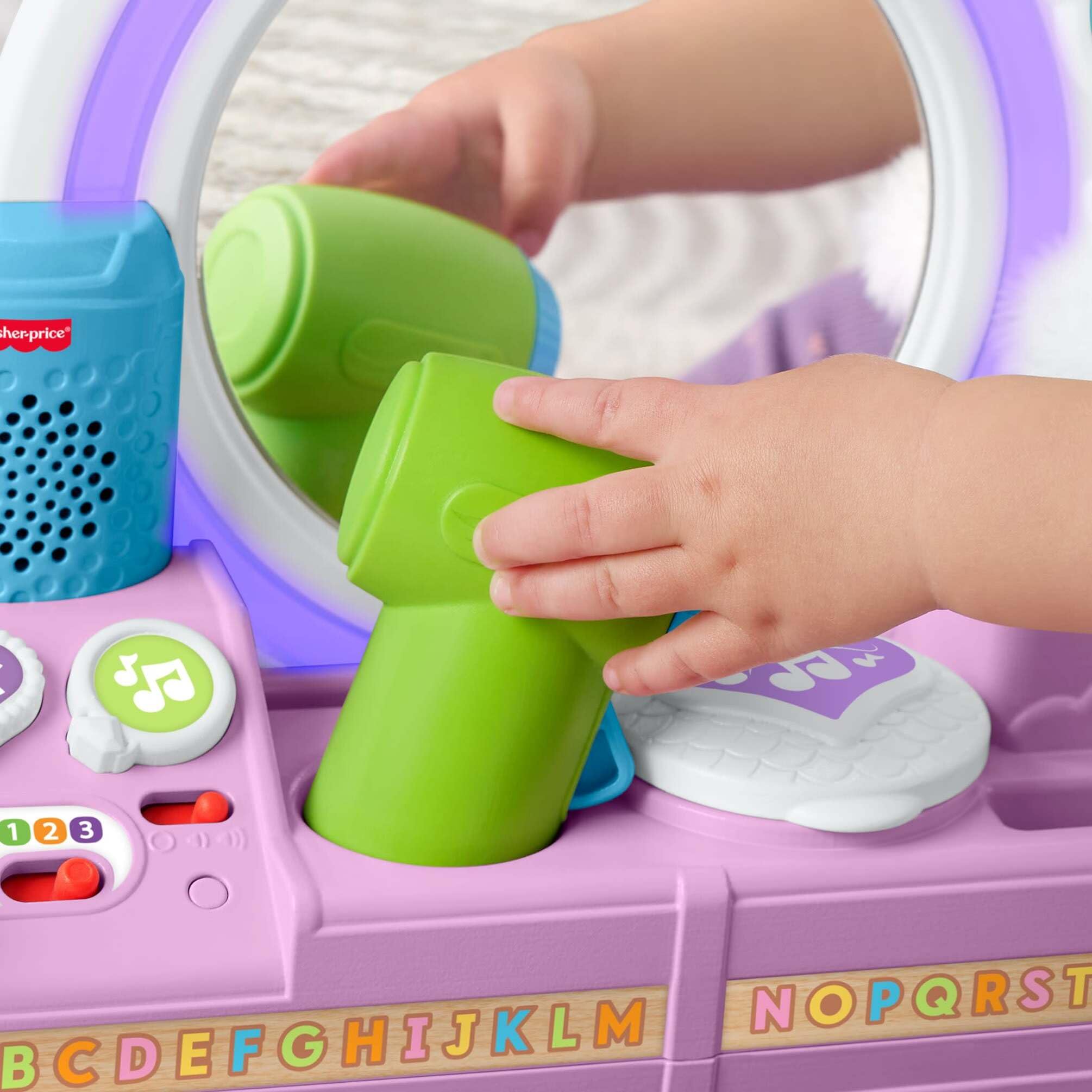 Fisher-Price Laugh & Learn Tocador de Aprendizaje Multilingüe | Inglés, francés, alemán, italiano, neerlandés, 4 accesorios, juguete musical educativo, para bebés de 1+ año