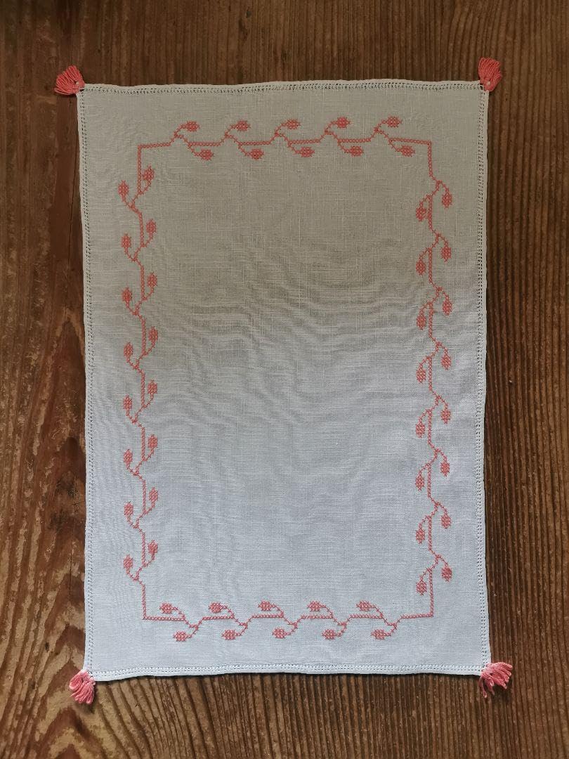 アンティーク フレンチリネン 珊瑚色の花/リーフ刺繍 フリンジ付き