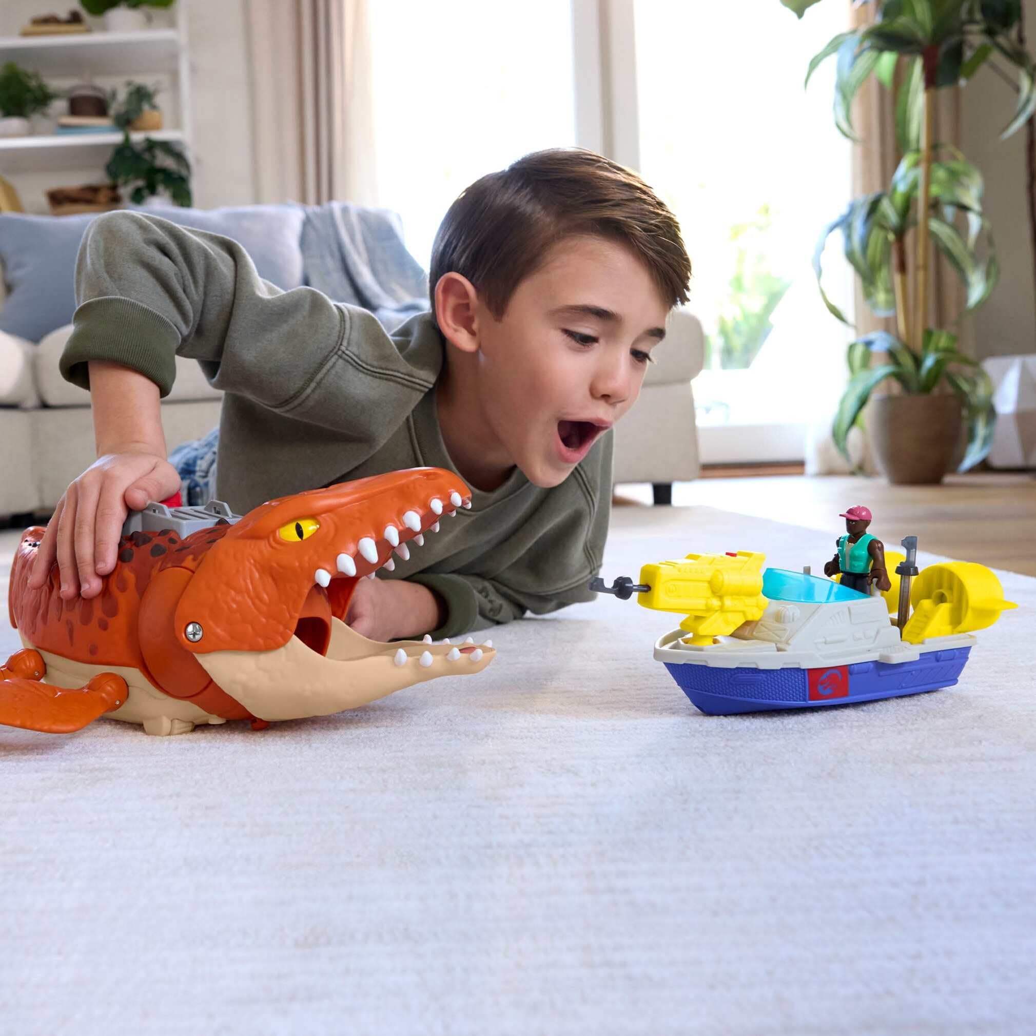 Fisher-Price Imaginext Jurassic World El Renacer, Mosasaurio persecución y mordiscos acuáticos Dinosaurio de juguete de 45 cm con figura de acción de 7,6 cm, lanzador, lancha y 2 proyectiles, JFR23