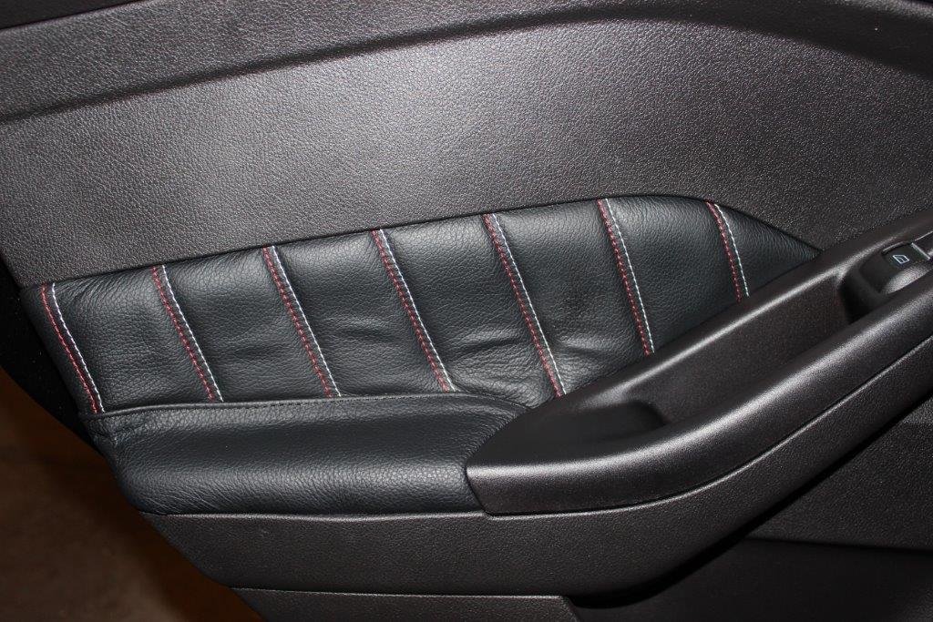 RedlineGoods insercion de Puertas Delanteras Compatible con Ford Focus Mk3 2011-18 Alcantara Negra Costura ROJA