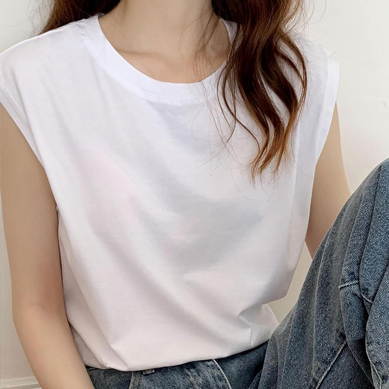 多彩なシーンで活躍するリブタンクトップのコーディネート