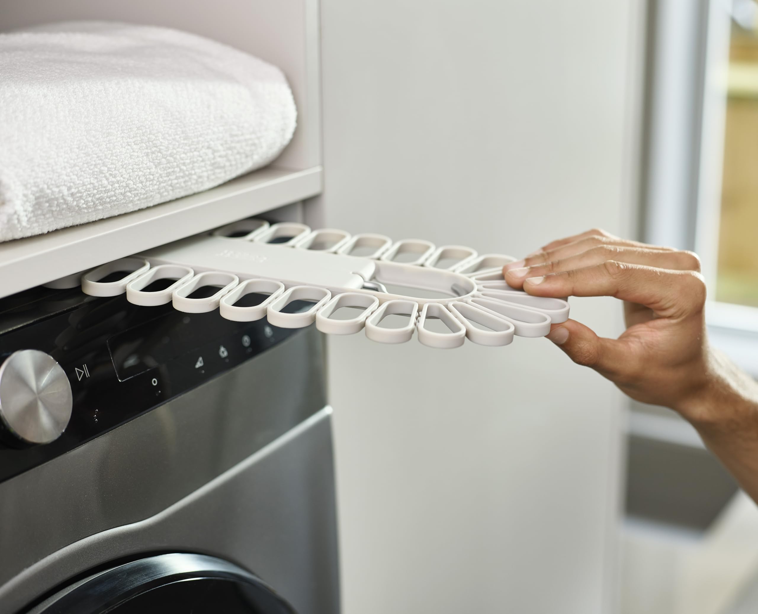 Joseph Joseph Petal 32-Piece Drying Hanger, Push-Grip, Perfect for Socks/Underwear, Durable Aluminium Hooks, Folds Flat - Image 3