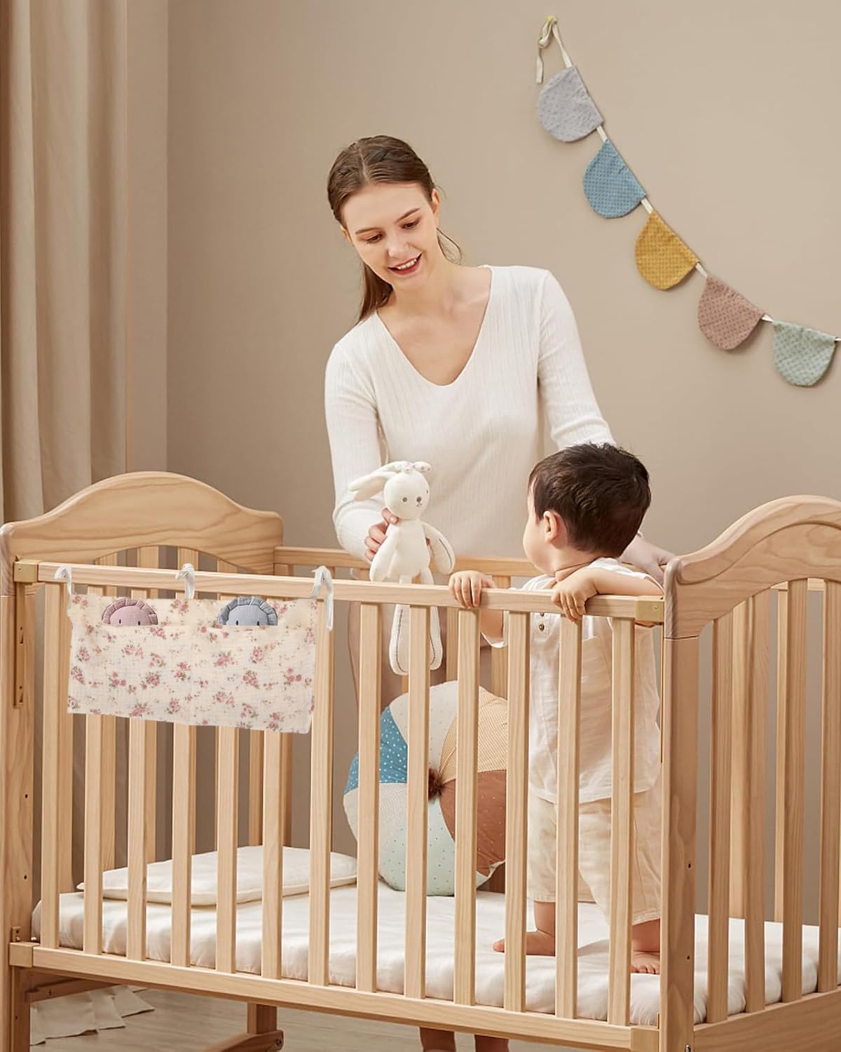 KGDUYC Aufbewahrungstasche für Babybett, Aufbewahrungstasche zum Aufhängen, zum Aufhängen, Aufbewahrung für Babybett mit 2 Taschen, zum Aufbewahren von Kleidung, Windeln (rosa Blumen) Baby