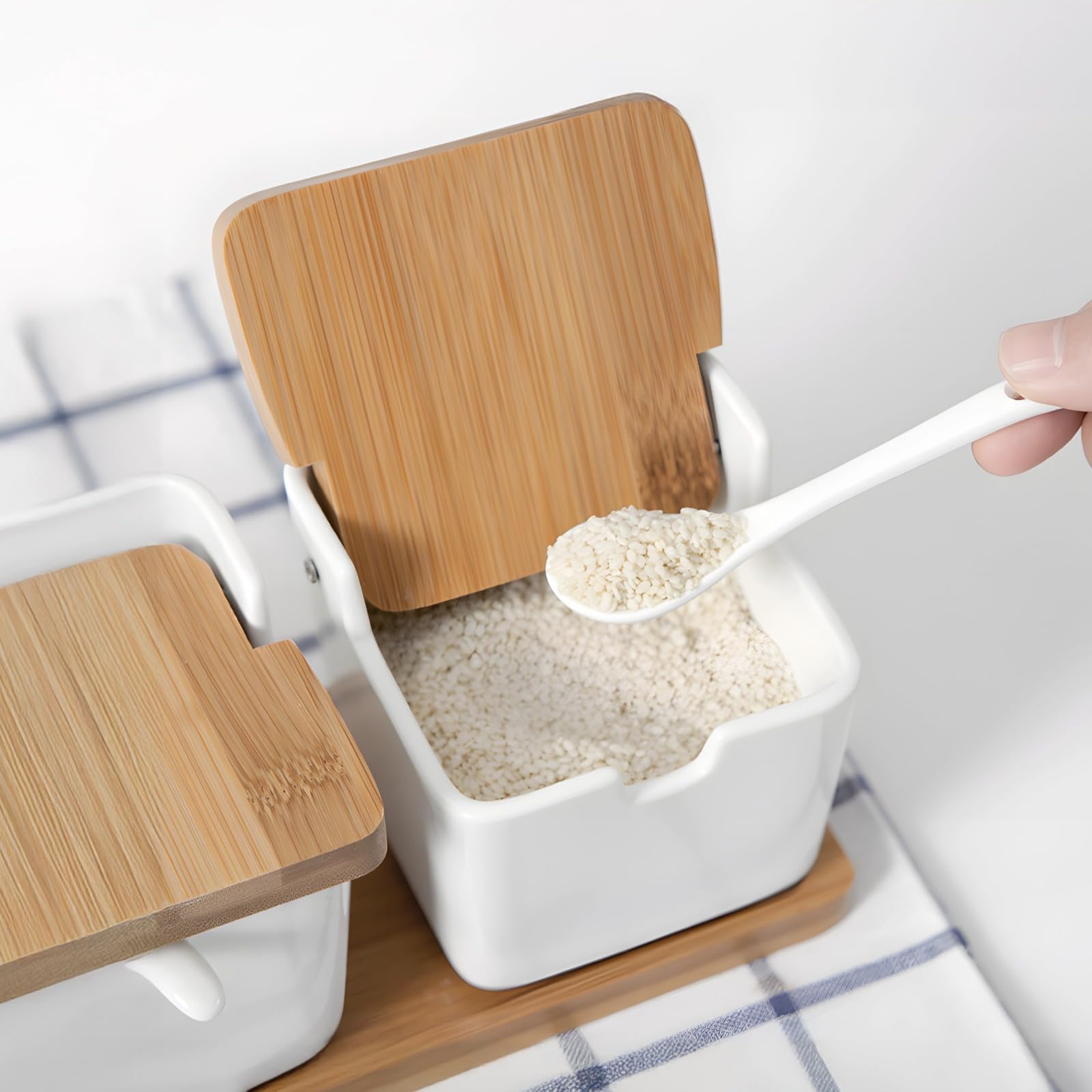 Lot de 2 boîtes à sel, mini salières avec couvercle en bois, pots à assaisonnement en céramique portables avec cuillères, plateau en bois, contenants à épices compacts pour cuisine et voyage