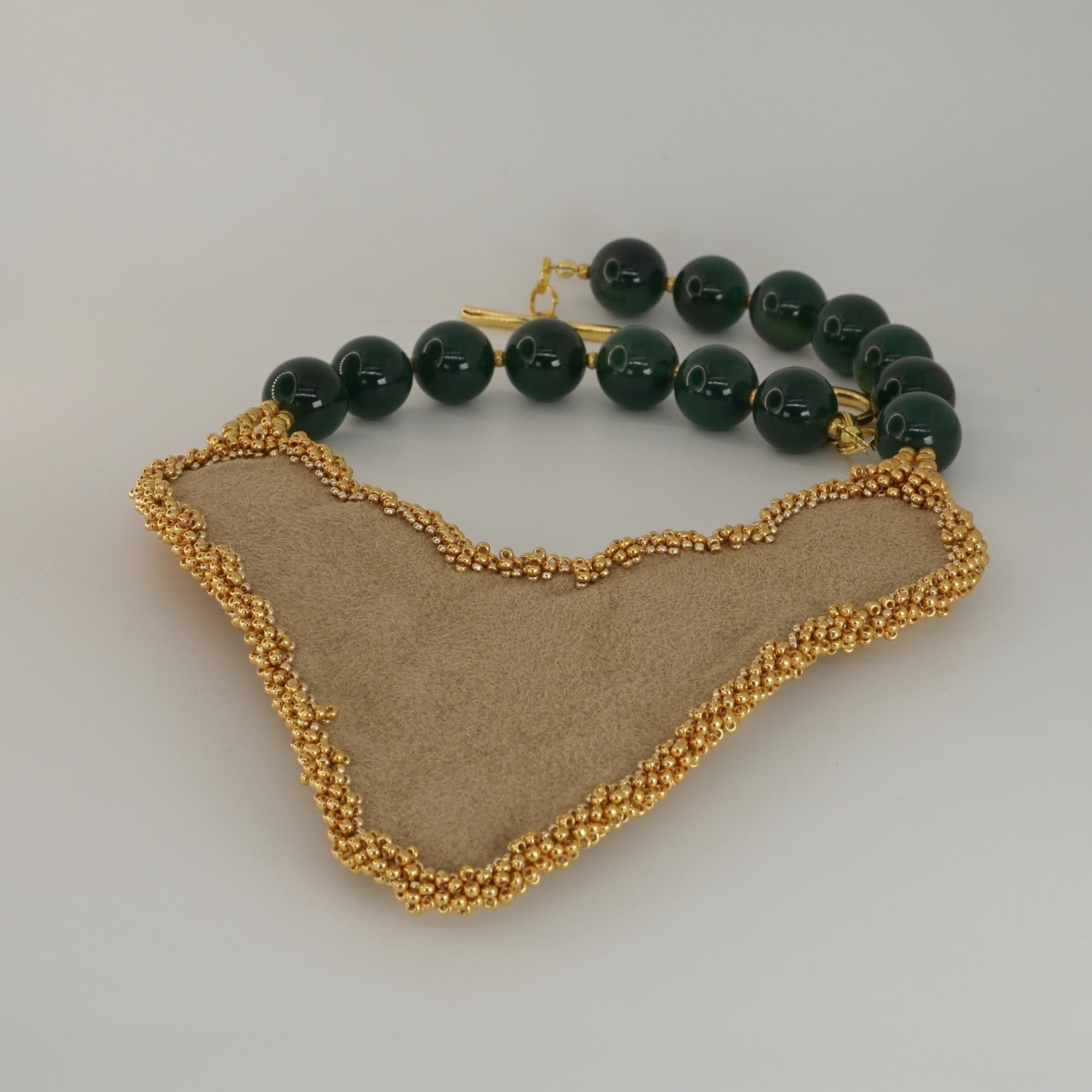 collana vistosa bigiotteria handmade con pettorina ricamata perline vetro oro e verdi e pietre dure verdi