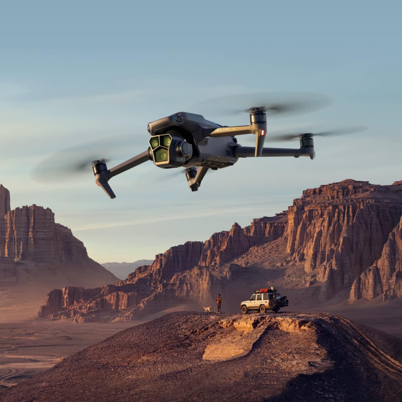 DJI Mavic 3 Pro Cine mit DJI RC Pro (leuchtstarter Bildschirm), Flaggschiff-Drohne mit Dreifachkamera, Apple ProRes Support für 3 Kameras und 1 TB Speicher, drei Intelligent Flight Batteries und mehr