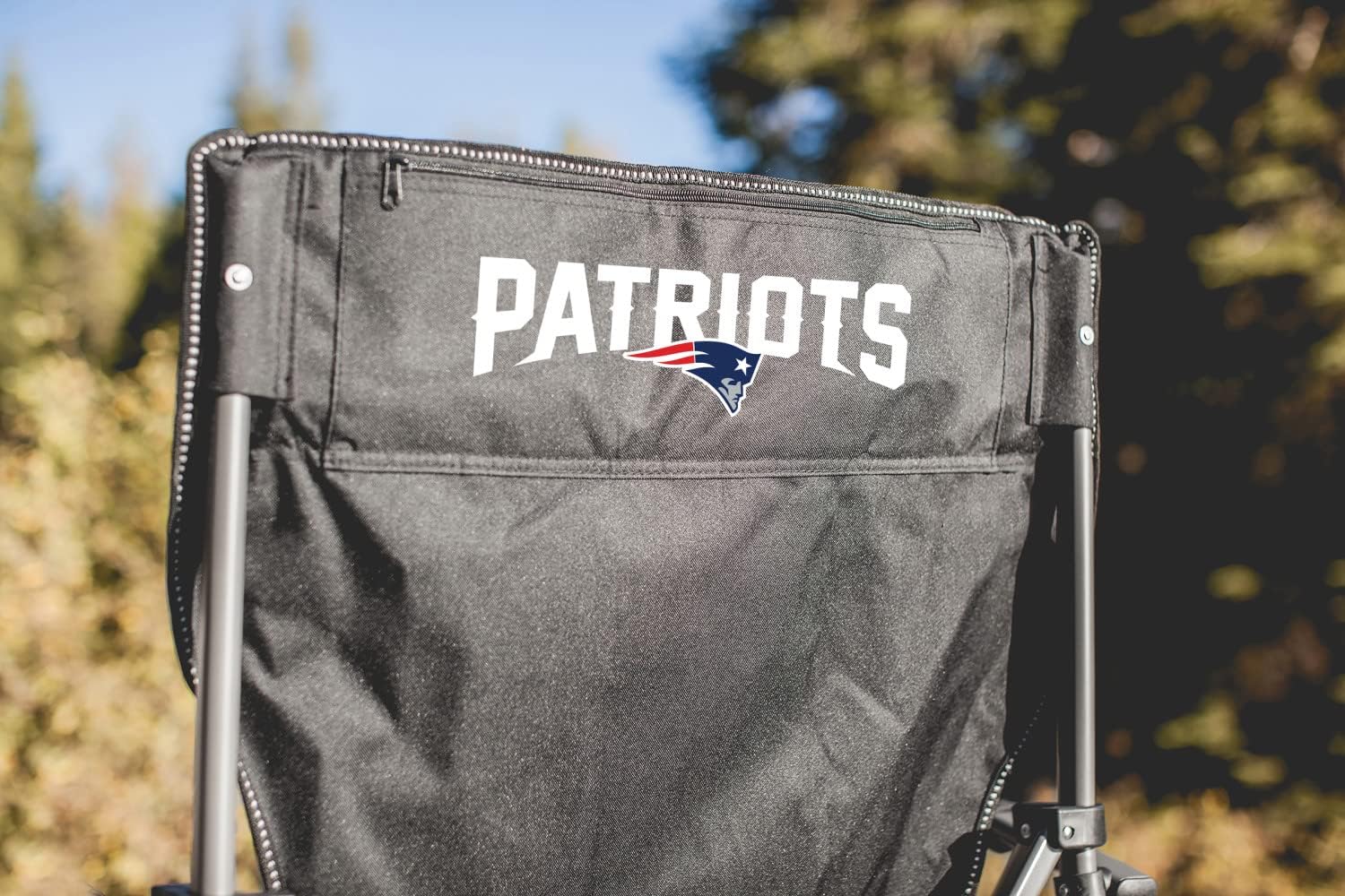 Picnic TIME NFL New England Patriots Big Bear XXL Camp Chair with Cooler, Heavy Duty Beach Chair, 500 lb Capacity Camping Chair with Carry Bag, (Black)