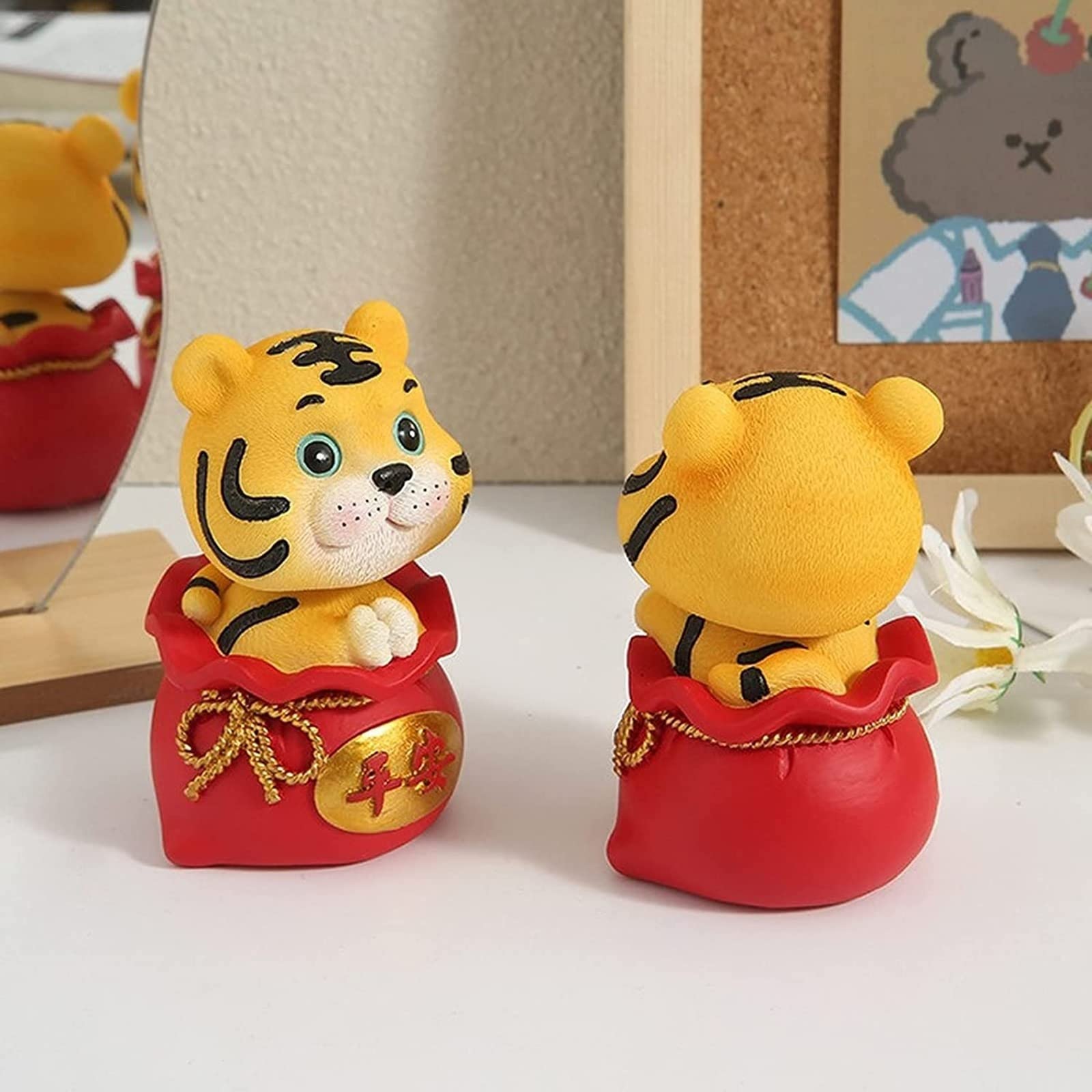 KEAIDO 2022 Decorazione di Capodanno Cinese Tigre Zodiaco Carino Figurine Ornamento Festa di Primavera Lunare Mascotte Fortunato Ricchezza Fu Tradizionale Holida Home Car Decor (2 Pz/1 Set)