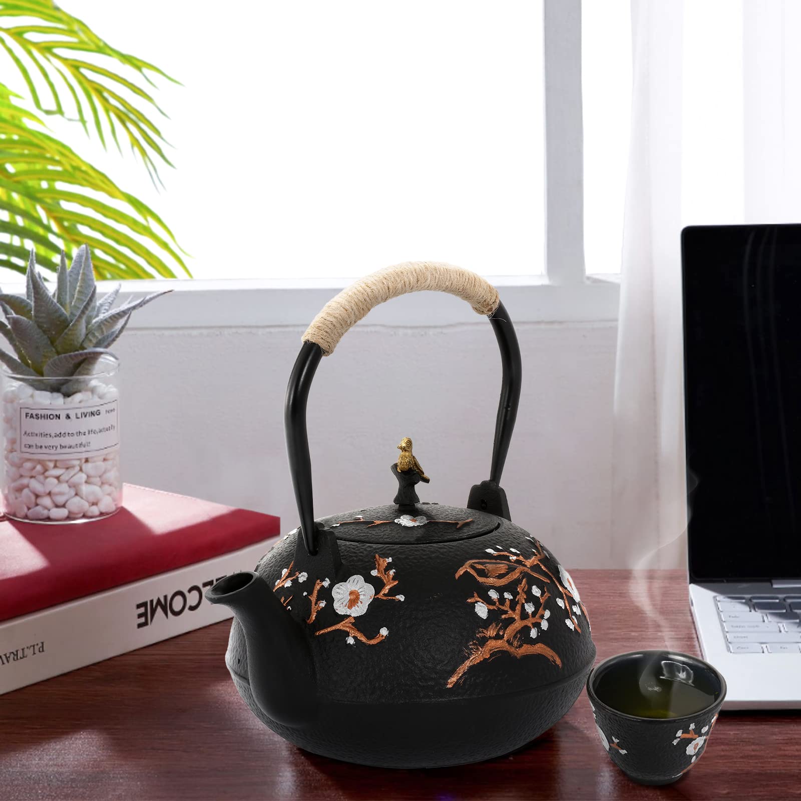 Dyna-Living Teekanne Gusseisen Set, Japanische 1,2 Liter Gusseiserne Teekanne 4 Teebecher, Basis, Edelstahl Sieb, Holzgriff Clip, Handbemaltes Elsternmotiv, Schwarz