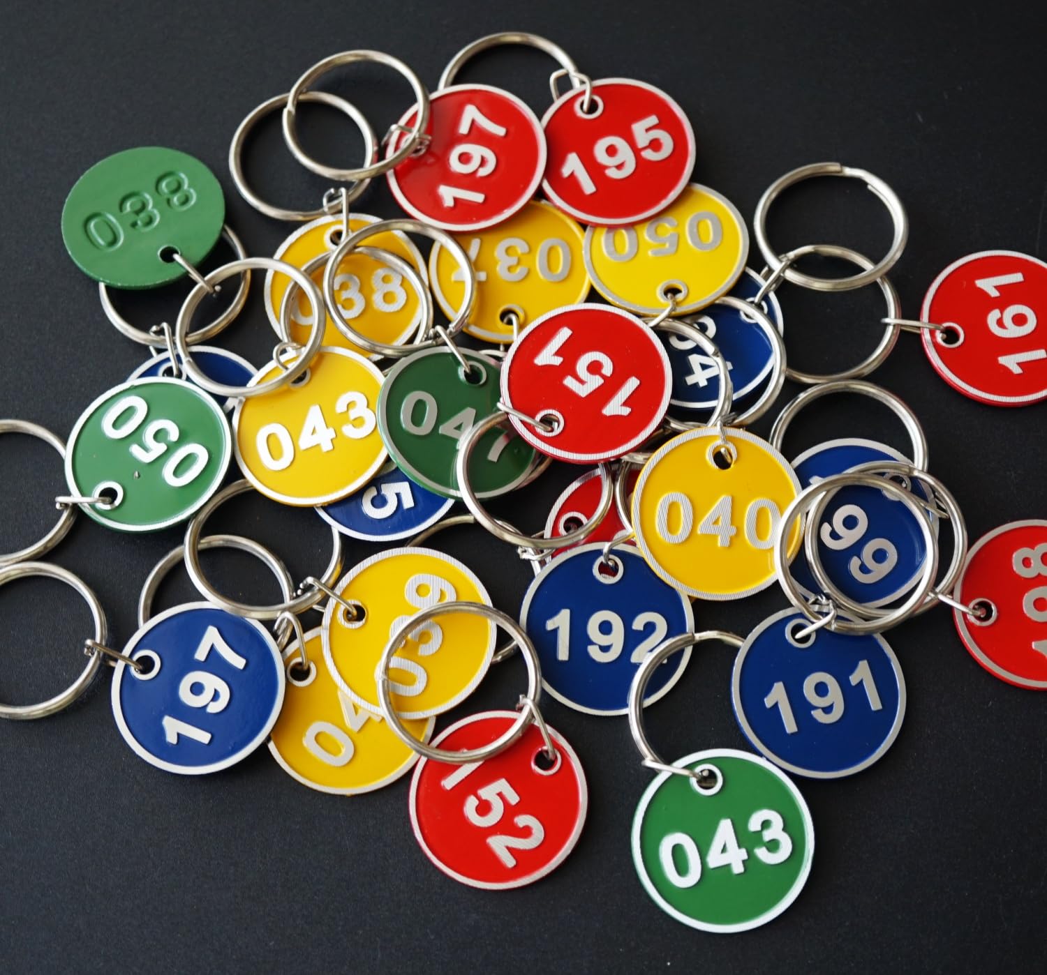 Juego de llaveros con números de aleación de aluminio, etiquetas de identificación numeradas con anillos, ideal para llaves, bolsas, equipaje y más