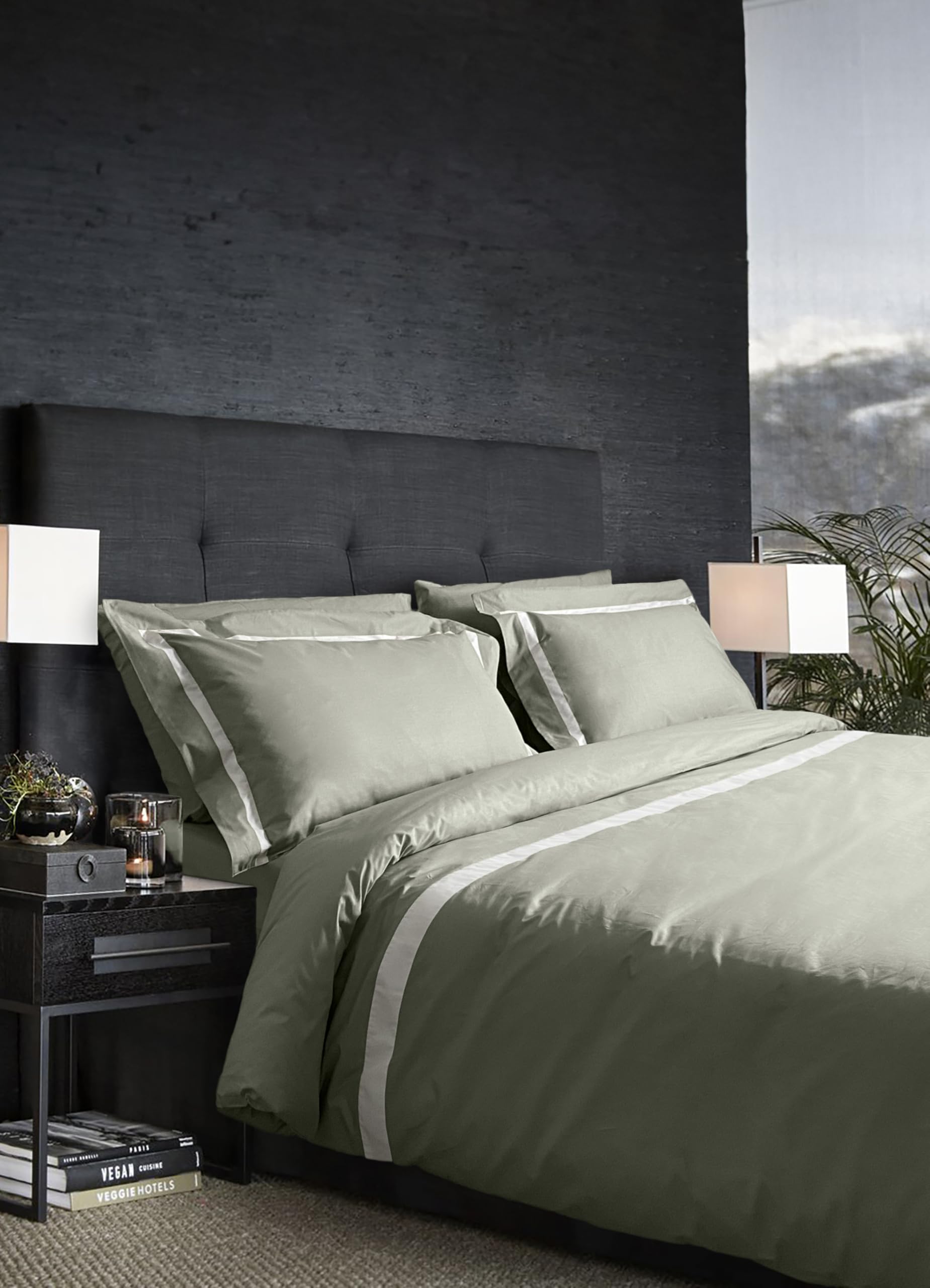 Mahome Completo Copripiumino Matrimoniale Cotone 100% Percalle 300TC – Bordino su balza – Sacco 250x200+40cm, Lenzuolo Sotto 180x200x30cm, 2 federe con volant 50x80cm – Made in Italy (Oliva)