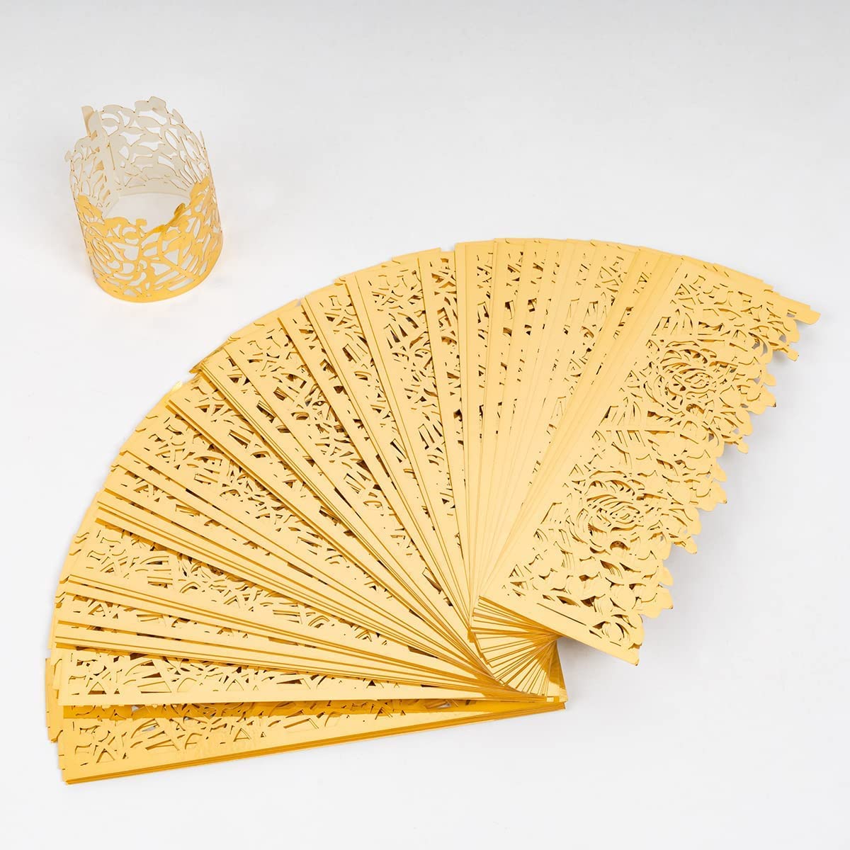 Lot de 100 Ronds de Serviette Anneau Papier de Serviette d'aluminium découpés au Laser pour décoration de Table de Mariage événements spéciaux et Services de Restauration (Doré)