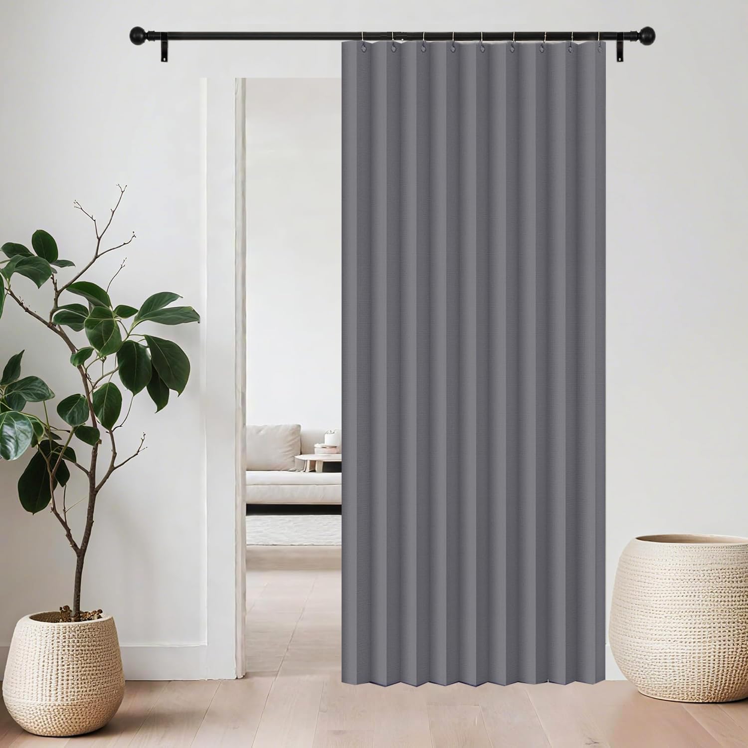 Rideau plissé avec crochets pour cacher un dressing ou un couloir gris