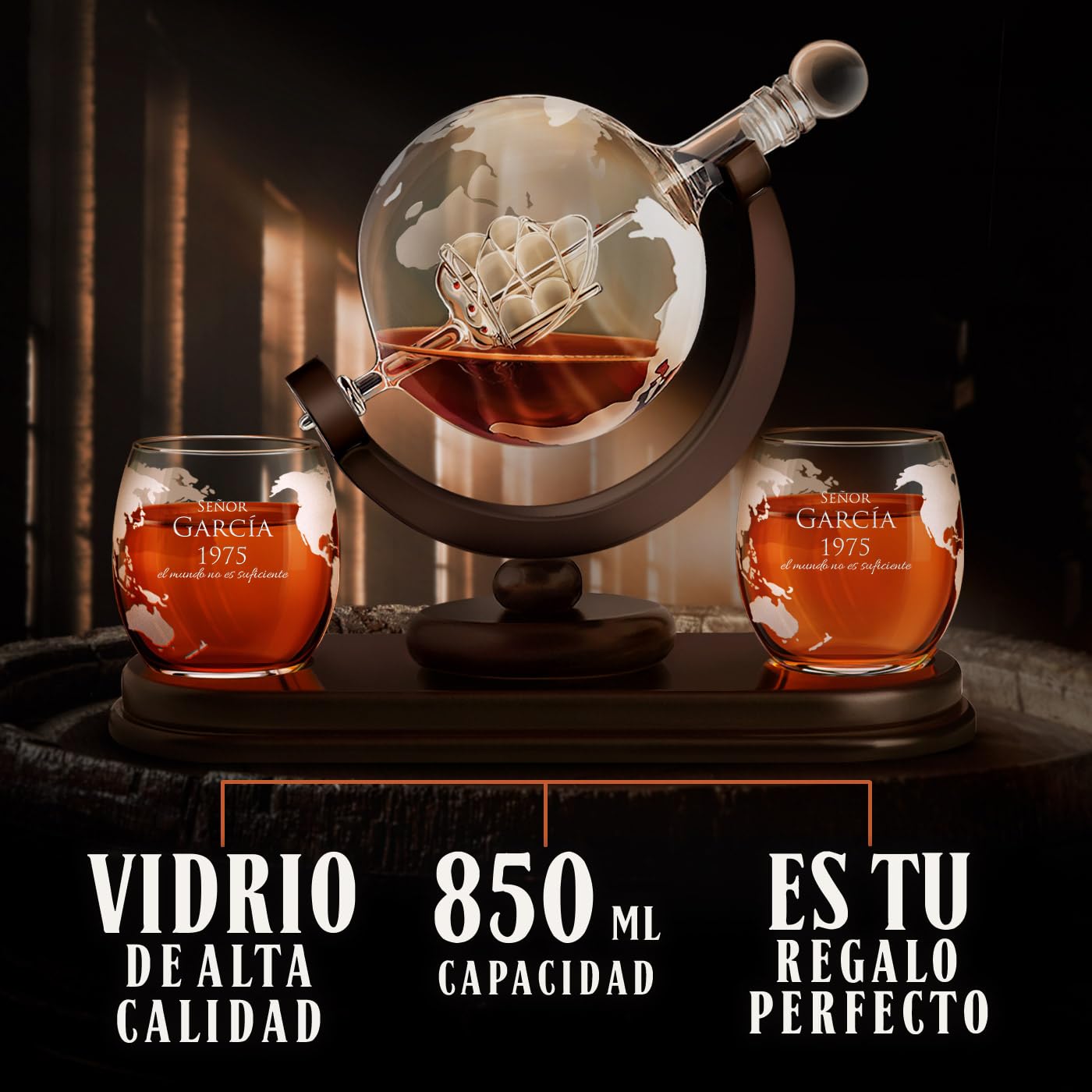 Maverton Decantador Globo Grabado - Barco Dentro - con 2 Vasos Cristal 300 ml y Base de Madera - Regalos San Valentin Hombre - 850 ml - 25 x 11 cm- Regalos Cumpleaños Elegante