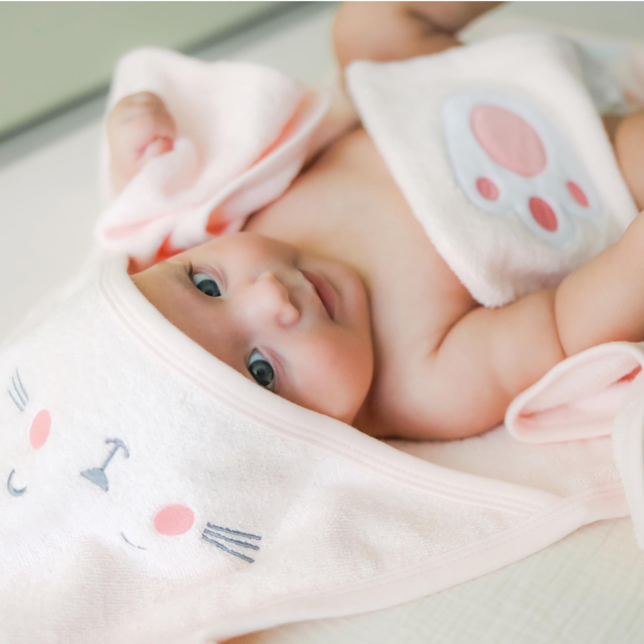 CuddleBug Ensemble Cape de Bain Bébé à Capuche et Gant de Toilette - 100% Coton Éponge Doux et Absorbant - Sortie de Bain Nouveau-né et Enfant (85 x 85 cm) - Agneau