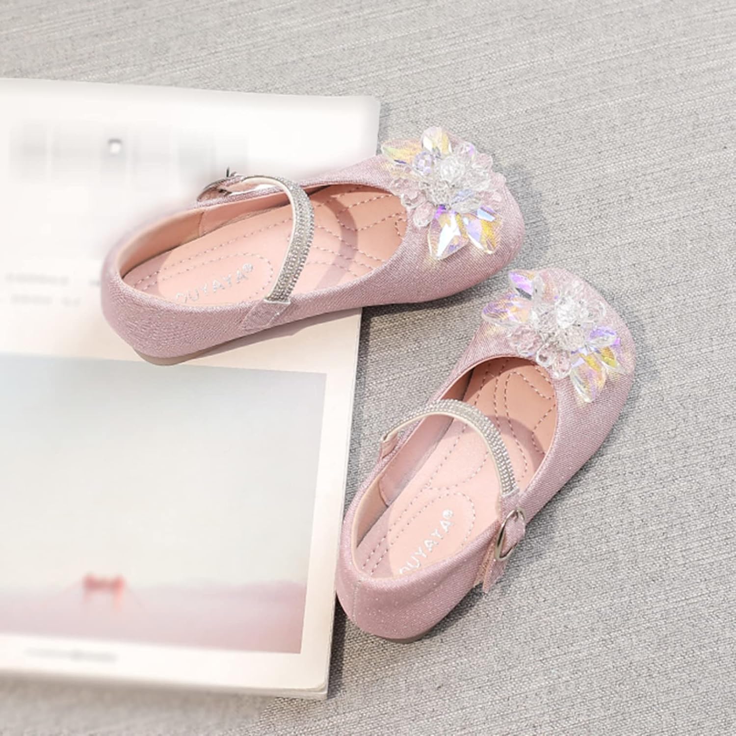 高顔値[ヤク] フォーマルシューズ 子供 靴 女の子 結婚式 クリスタル キラキラ マジックテープ スクエアトゥ ぺたんこ 本革 レザー  片手で脱ぎ履き