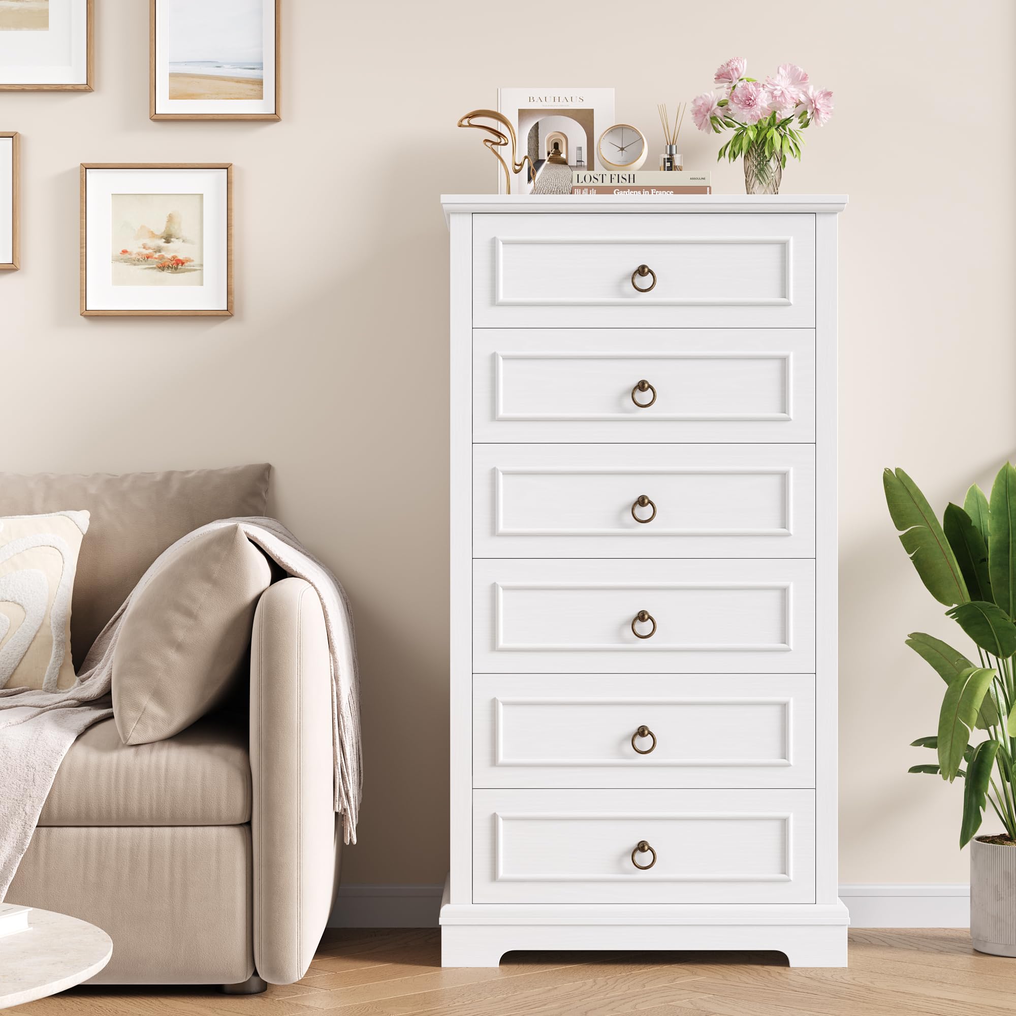 Cómoda de 131 cm de alto, color blanco con cajones, vetas de madera
