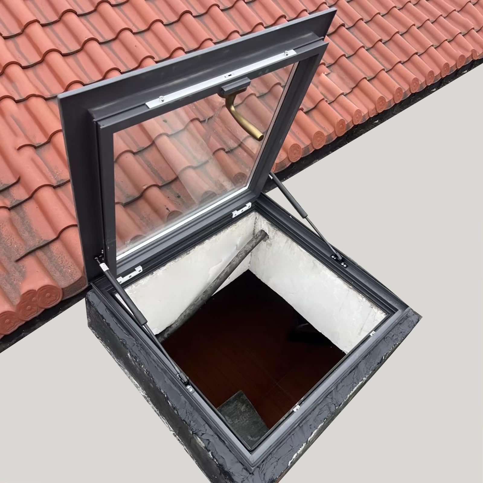 Puits de lumière 80x80 cm pour aménager des combles avec fenêtre de toit vasistas