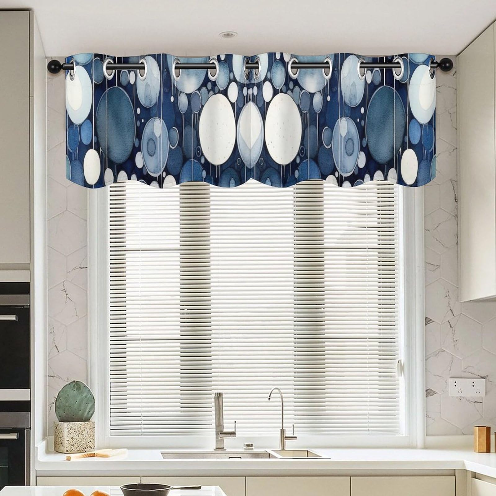 Cenefas chinoiserie vintage en azul para ventanas de cocinas luminosas y baños rústicos