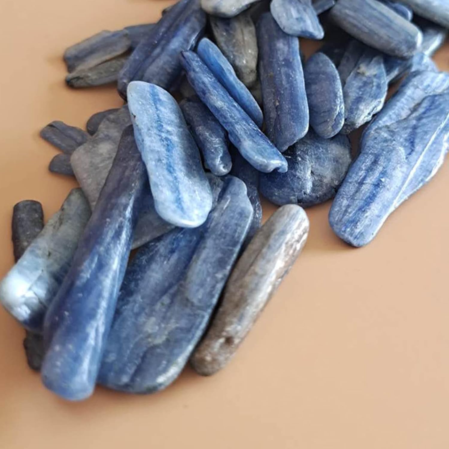 100g Natural Kyanite Polished Thin Slice Shape Blue Crystals Tumbled Gravel Gemstone for Fish Tank Decor Natural Stones Household