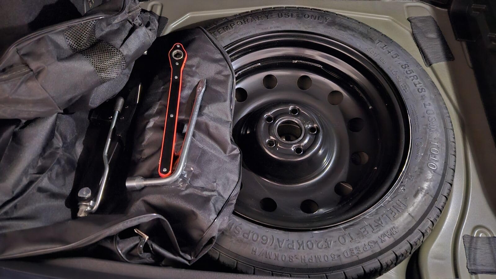 Kit de roue d'escorte 18" compatible avec Skoda Kodiaq (2022>) avec Cric, clé, vis de fixation, gants et sac, 145/85 R18