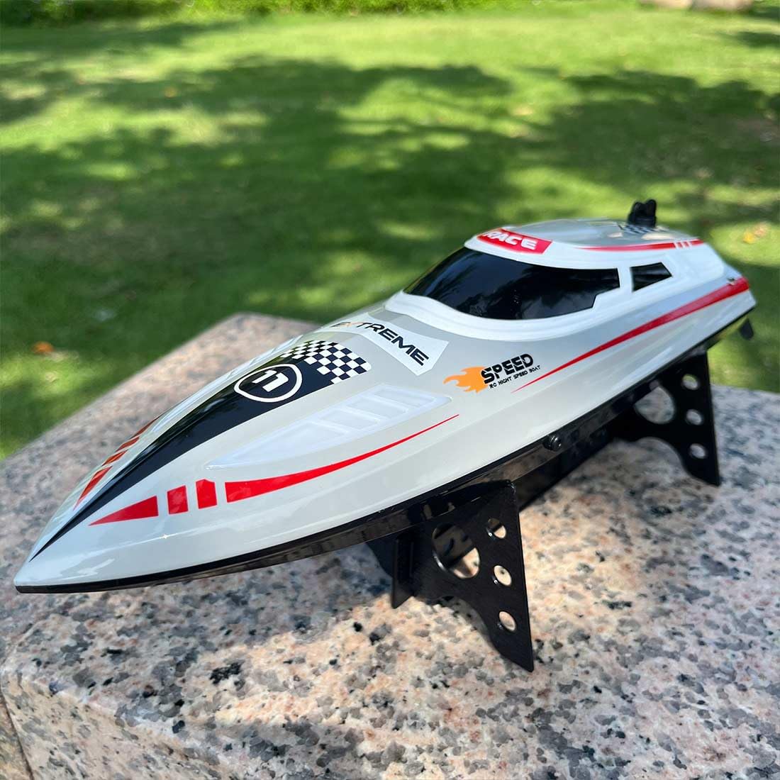Barca telecomandata, 2,4 G impermeabile RC Speedboat con luci LED, 30 minuti di gioco, 30 km/h, barca da corsa RC per piscine e laghi (versione RTR/grigio)