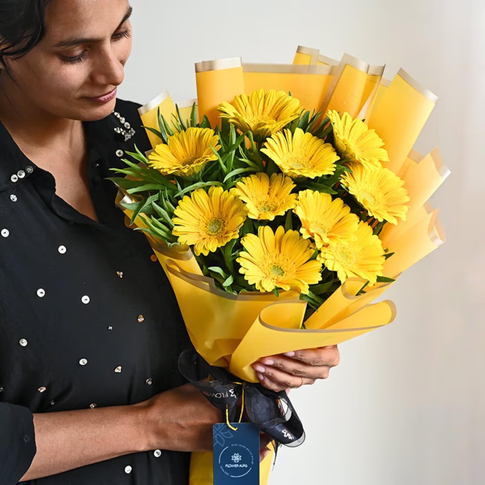 FlowerAura Premium Fresh Live Flower Bouquet of Enchanting 10 Yellow Gerberas In Designer Paper Gift For Birthday | Anniversary | Romantic Surprise | Rose Day | Valentine's Day (Same Day Delivery)-image-7