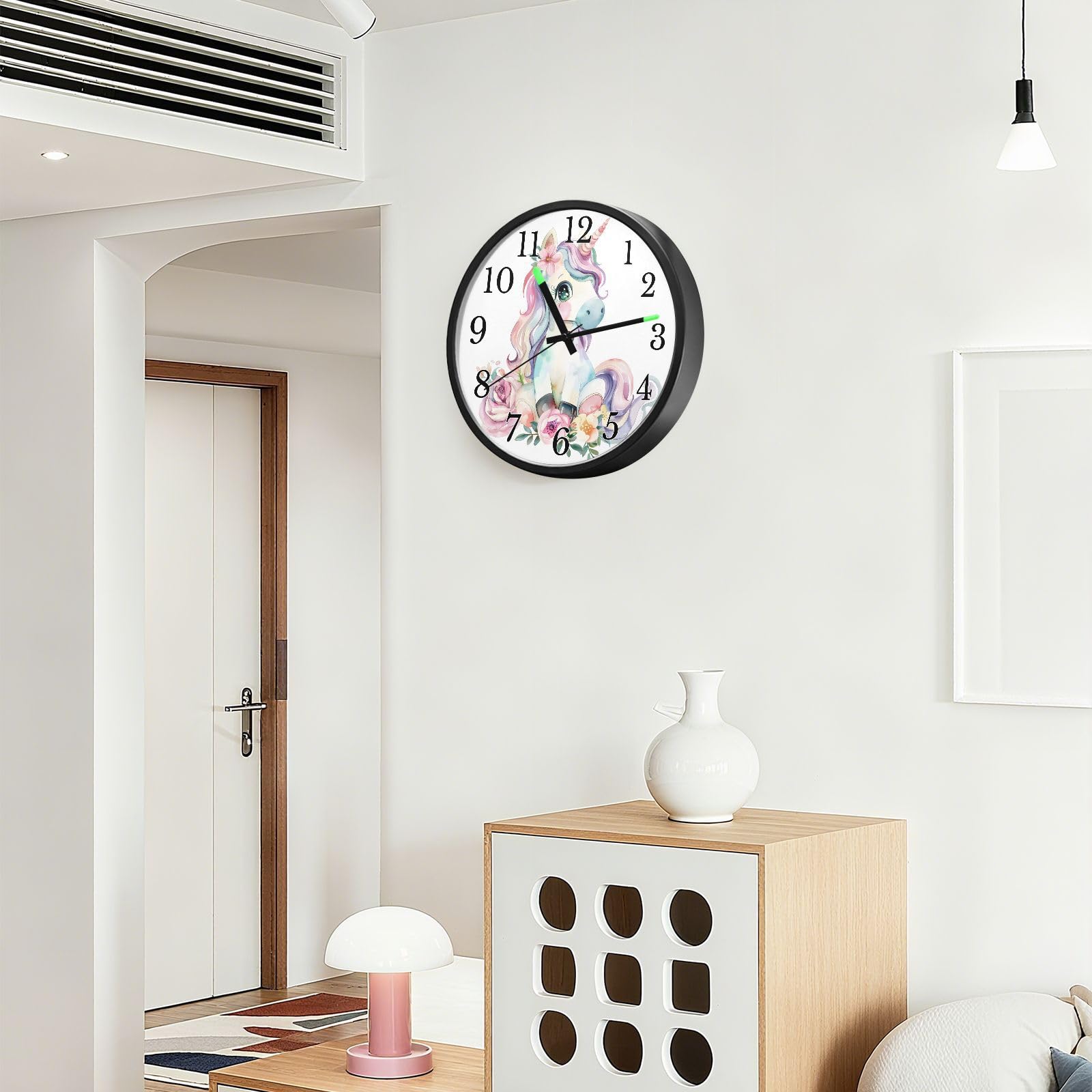 Mnsruu Reloj de pared luminoso con diseño de unicornio y flores de caballo blanco, funciona con pilas, reloj silencioso que brilla en la oscuridad, para sala de estar, cocina, 30,5 cm