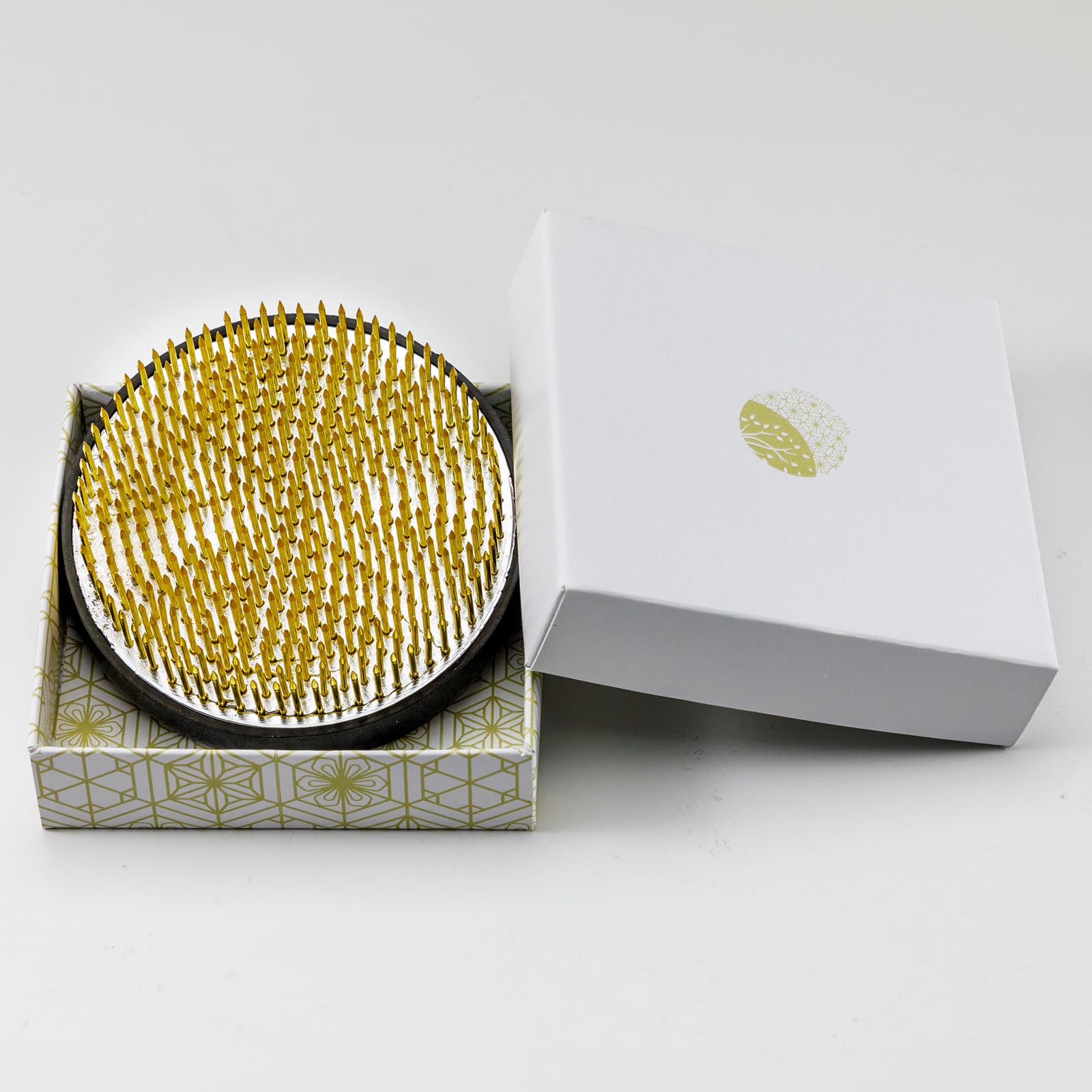 Wazakura Pique Fleurs Kenzan Japonais Rond en Laiton Pour Ikebana et Arrangements Floraux - 90 mm Fabriqué au Japon, pour Vase et Récipient