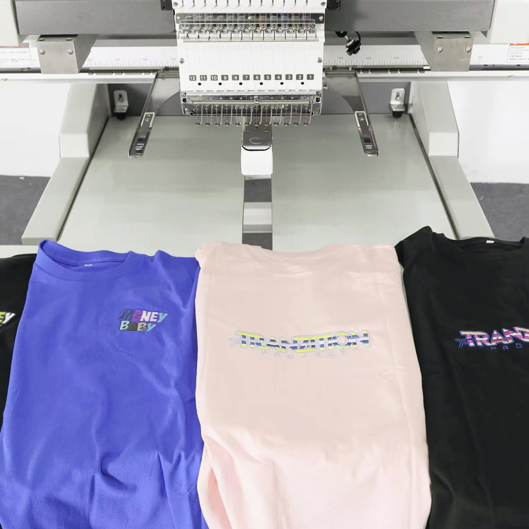 Smart Stitch Stickmaschine mit KI-Digitalisierungslink | Automatische Formatkonvertierung Nähgerät übersetzt automatisch Vektorgrafiken in makellose Stichdateien.