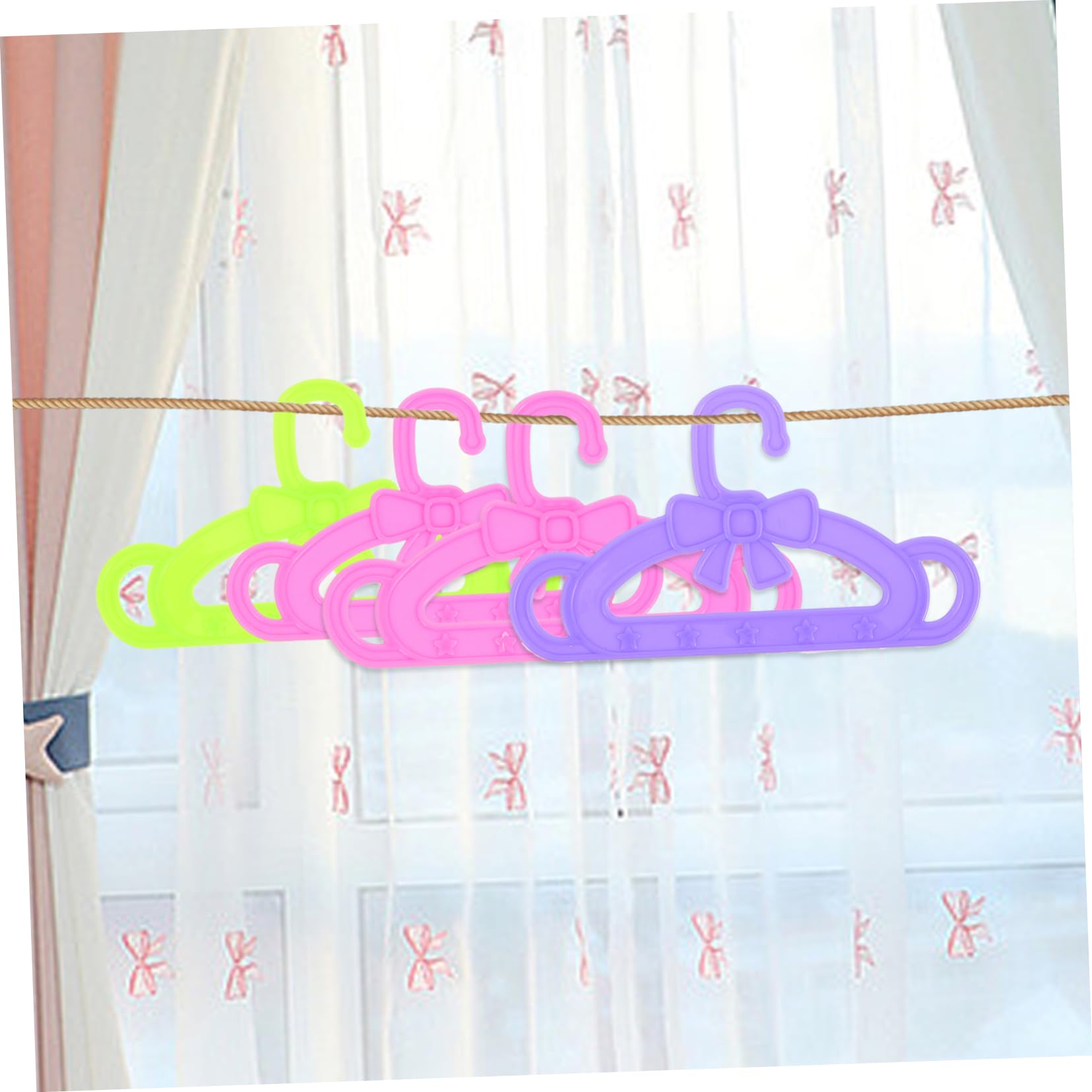15 Piezas Colgadores de Ropa para Muñecas de Plástico Accesorios para Niñas Colgador para Organizar Ropa de Muñecos Habitaciones Infantiles