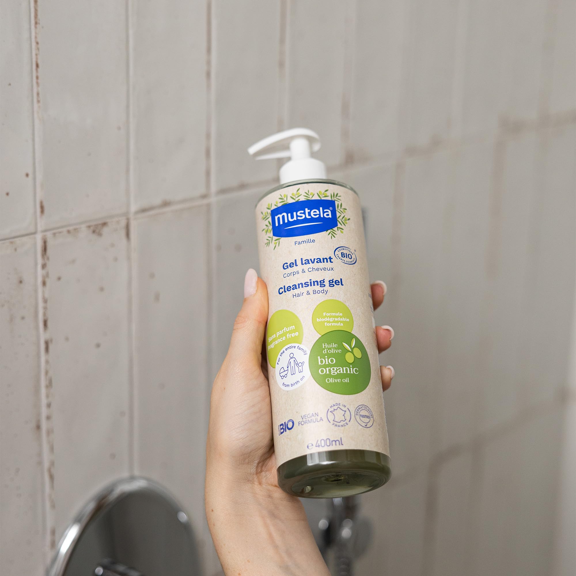 Mustela Gel Detergente Bio Vegano Con Olio di Oliva, Aloe Vera e Glicerina, Corpo e Capelli, Neonati, Tutta la Famiglia - Detersione Delicata Senza Seccare, 99% Ingredienti di Origine Naturale (400ml)