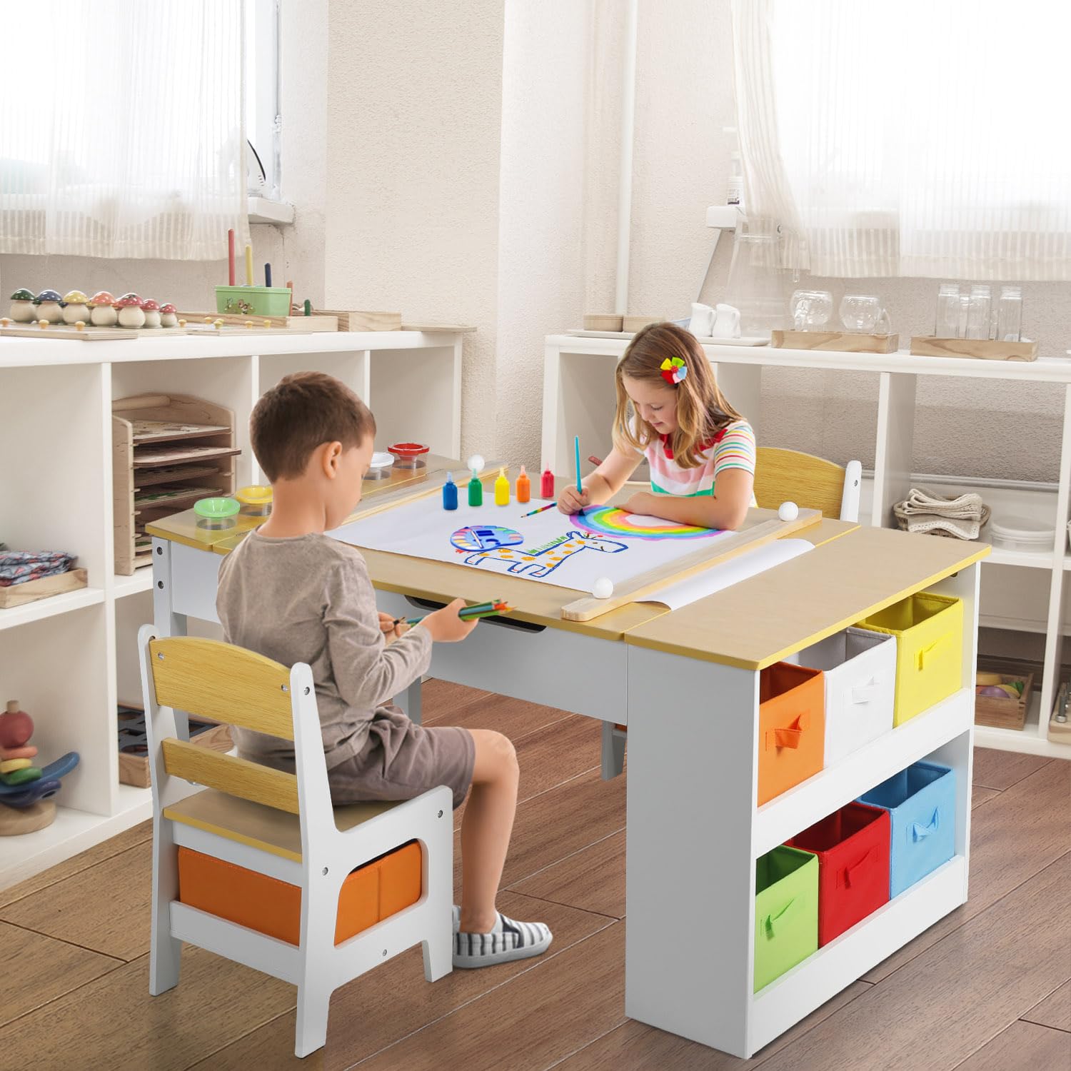 GRAVFORCE Kindertisch mit 2 Stühlen Maltisch & Basteltisch Kinder mit anhebbarer Tischplatte Spieltisch Kinderzimmer mit Stauraum Farbbechern 8 Stoffbehältern für Kinder ab 3 Jahren (Natural)