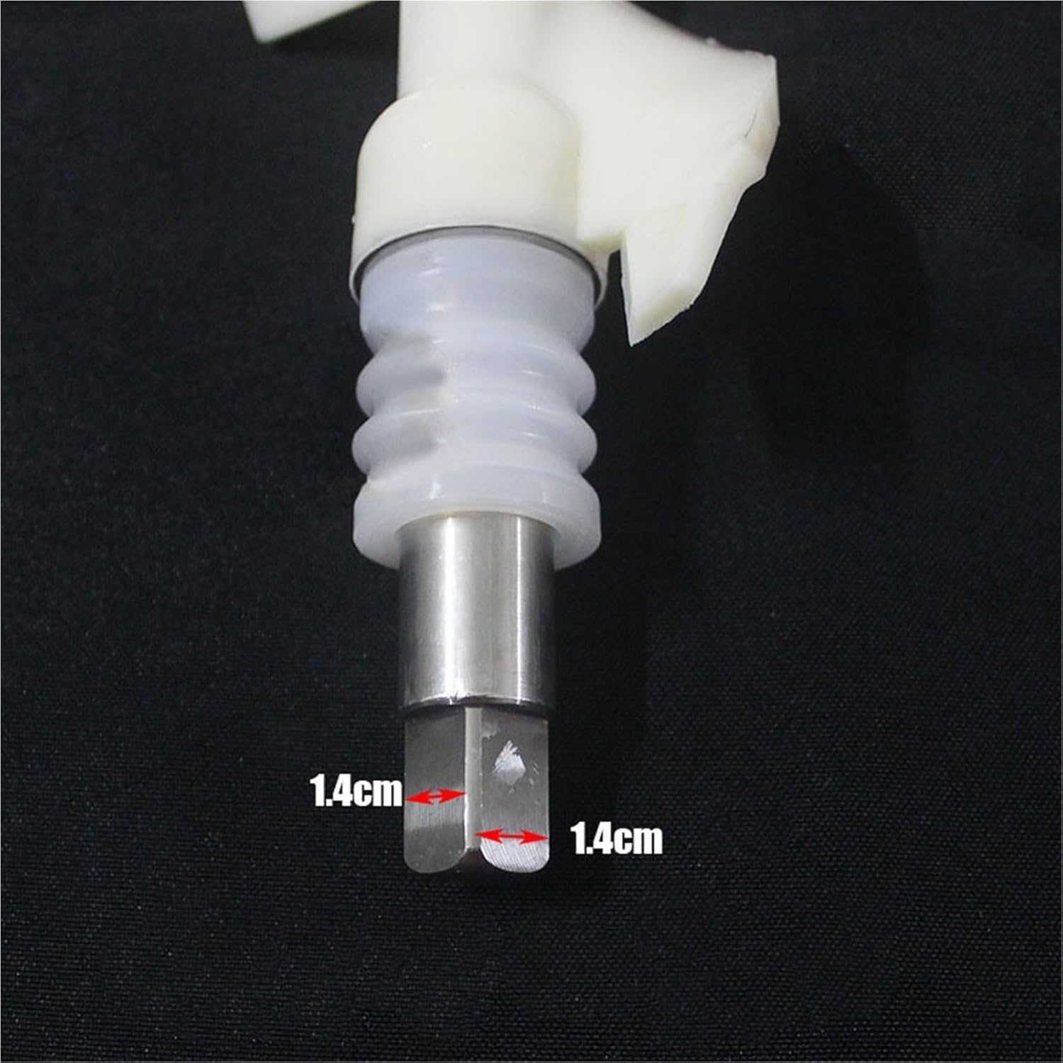 Close-up of the agitator shaft's drive end showing 1.4cm by 1.4cm dimensions