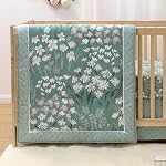Ensemble de literie pour bébé fille The Peanutshell Sage Meadow 3 pièces - Couverture de couette botanique, drap et jupe - Ensemble de literie floral pour berceau fille pour nouveau-né et tout-petit