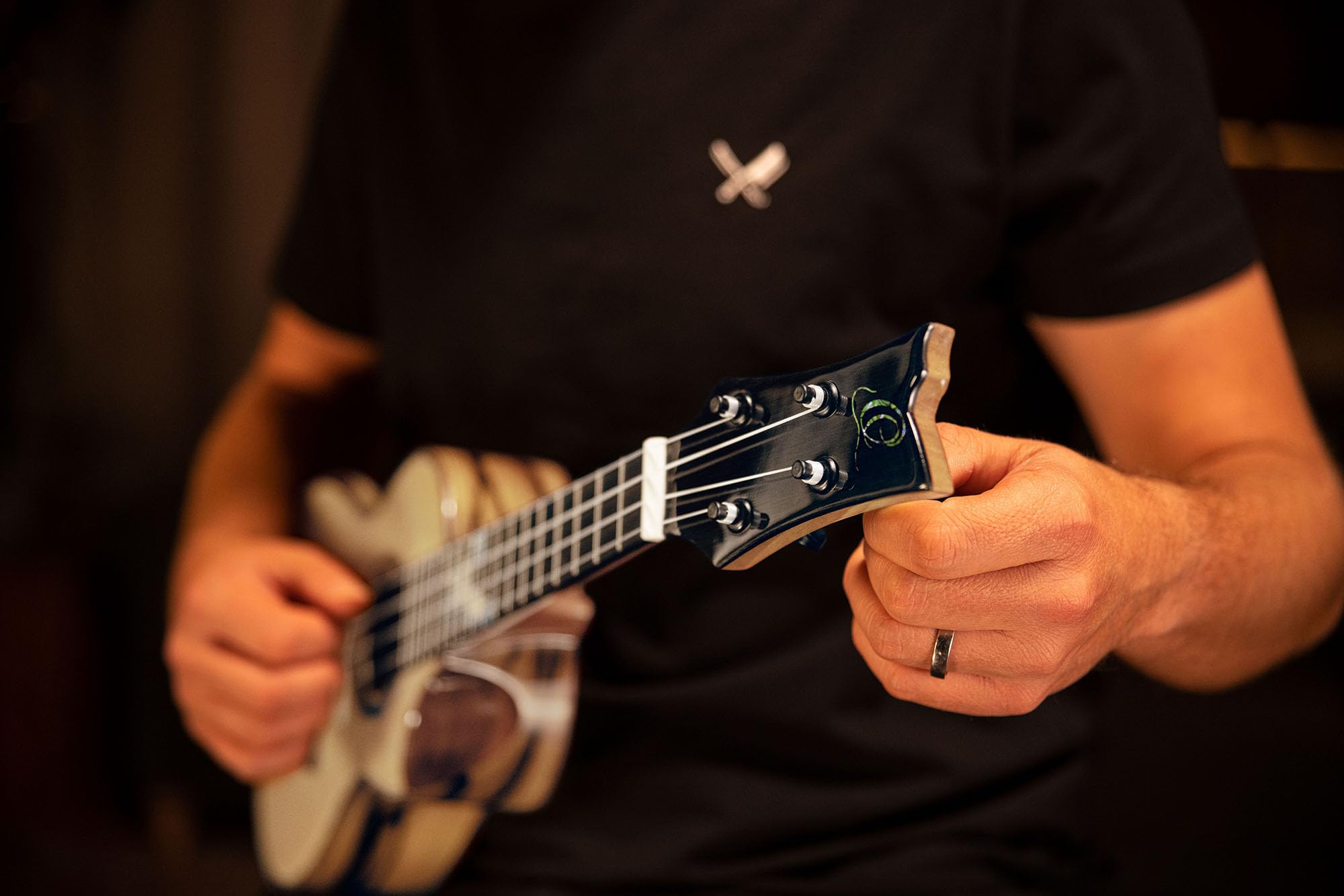 Ortega Guitars Ukulélé Concert Electro-Acoustique – Série The Private Room – Housse Incluse – Épicéa / Ébène blanc, Naturel (EAGLESUITE-U)