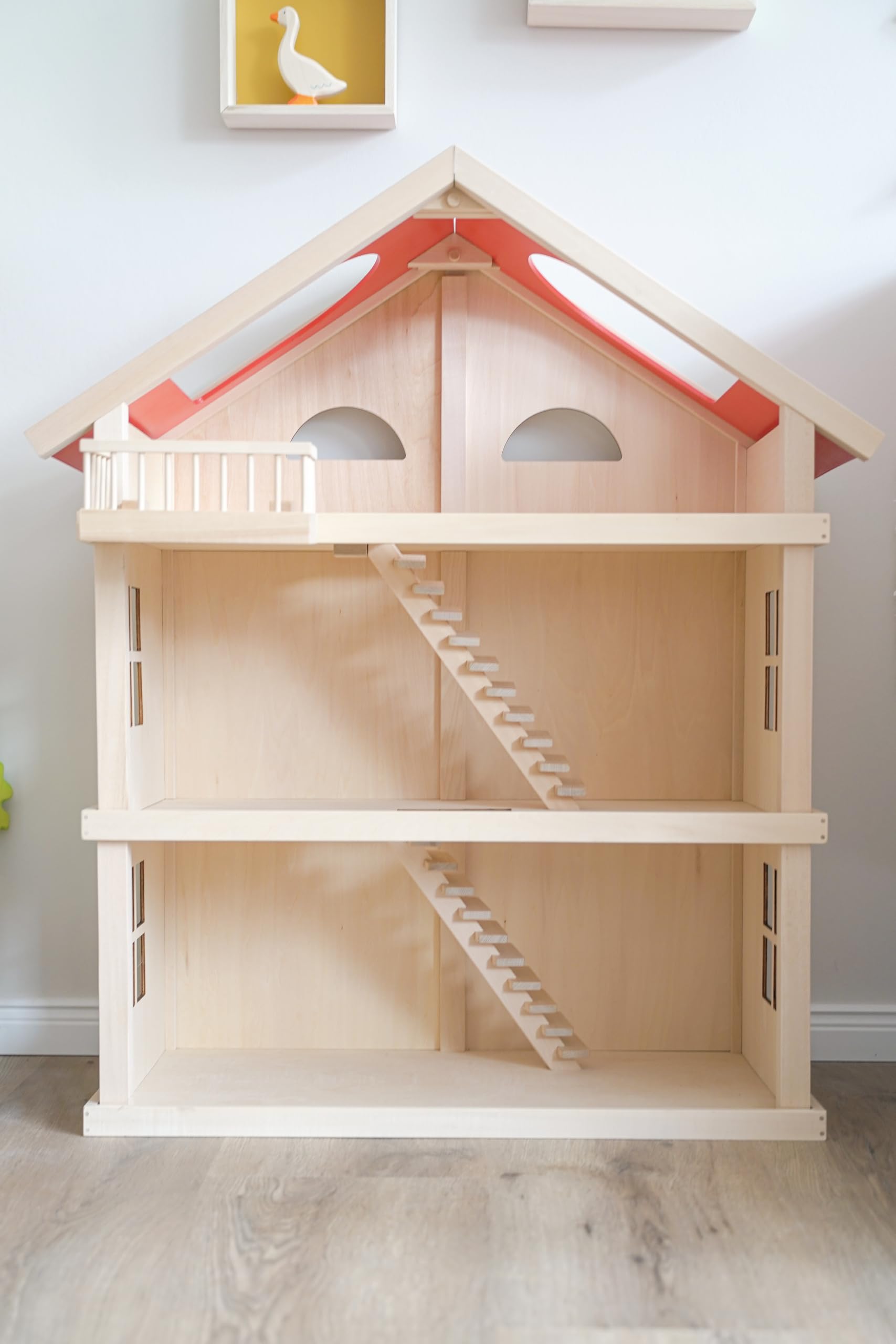 goki 51957 Puppenhaus aus Holz, 65 x 35 x 87,5 cm – großes Holzpuppenhaus, 3 Etagen, offenes Design, rote Dachflächen, Treppen & Balkon für kreative Rollenspiele, Puppenhaus-Spielwelt