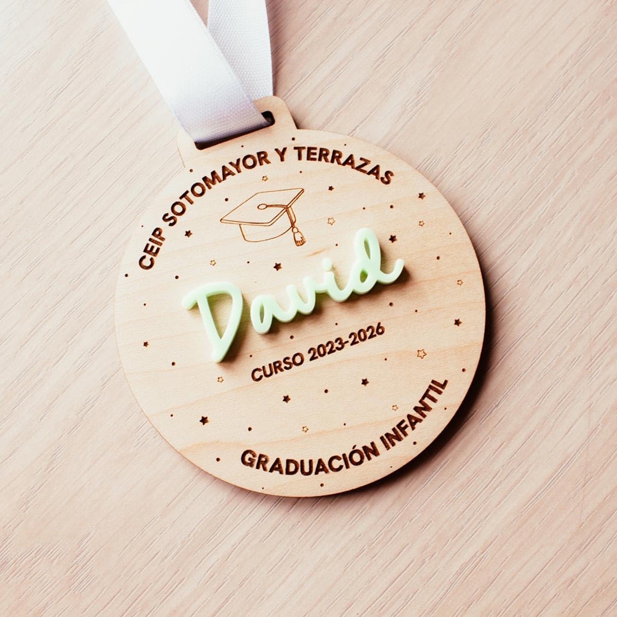 Medalla de Graduación Madera de Maple y Metacrilato, 8x8.75 cm, Personalizable