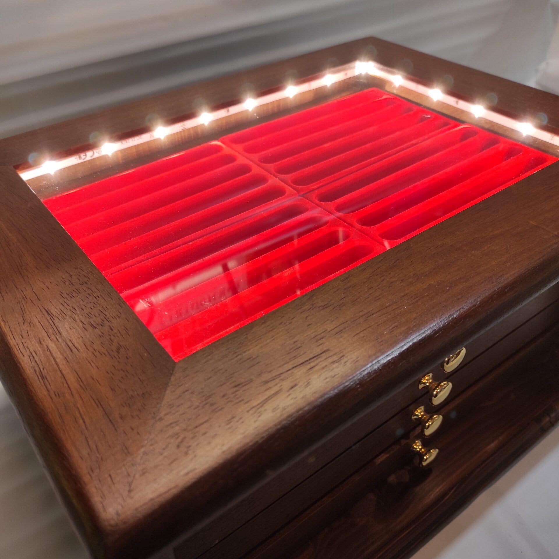 Drewniany organizer na biurko z oświetleniem LED, ekspozytor na pióra wieczne, długopisy i akcesoria piśmiennicze, elegancka szafka ekspozycyjna dla kolekcjonerów