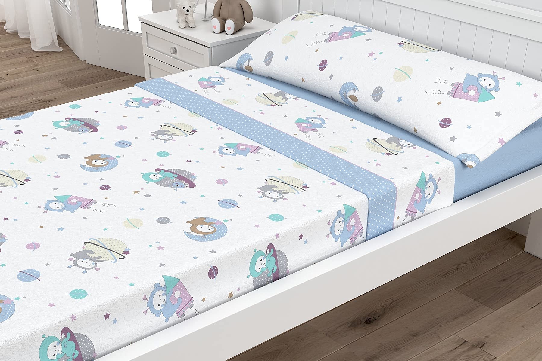 Victorio & Lucchino Juego de sábanas Infantiles Coralina, térmica para Invierno, Tacto Suave Modelo Planetas (Celeste, 105 cm)