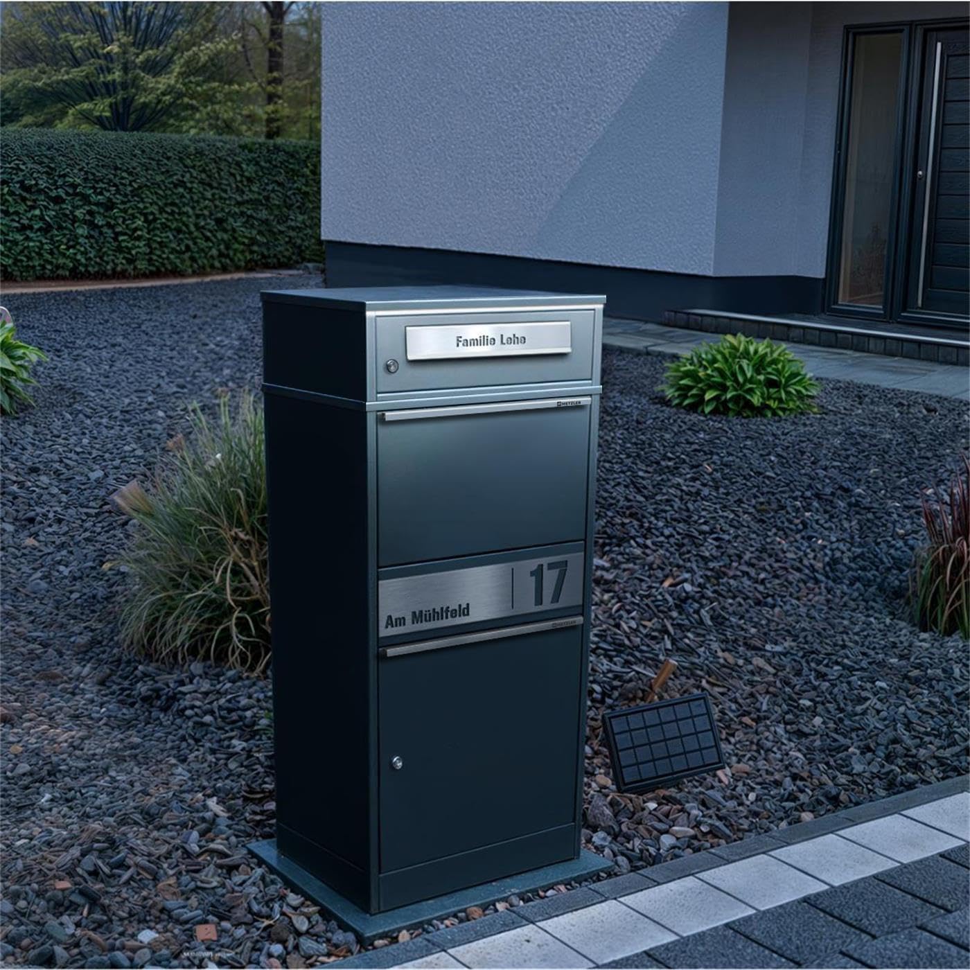Metzler® boîte aux Lettres Colis avec éclairage LED Solaire et Plaque nom gravée RAL 7016 Anthracite – Acier thermolaqué sur Pied, capacité XL sécurisée et résistante intemperies Bispo 2