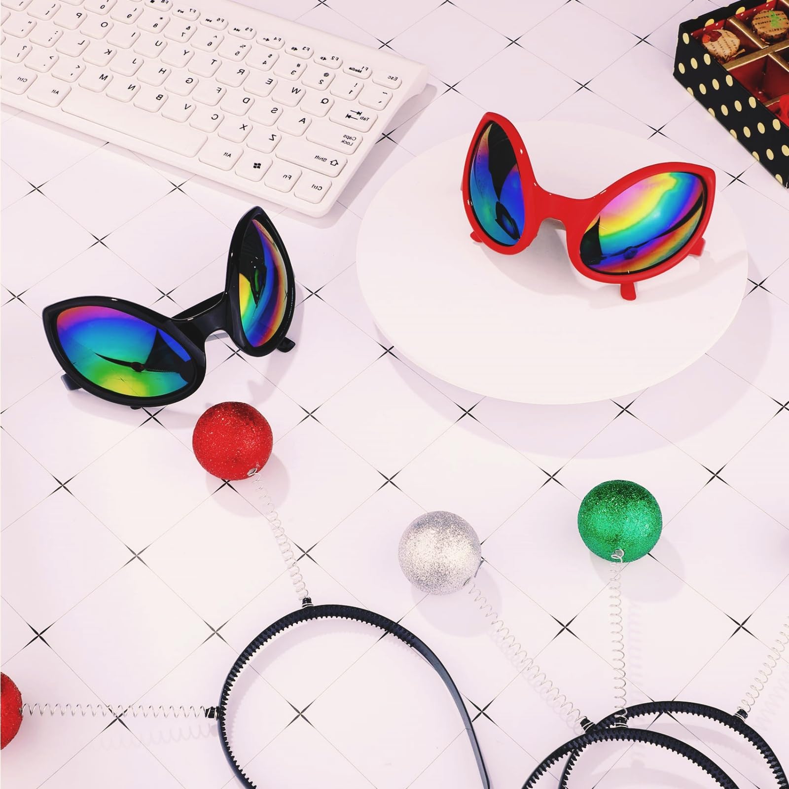 Alien Gadget - Set Completo di 6 Occhiali da Sole Arcobaleno e Fascia per Capelli Alieno per Halloween o Feste Tematiche