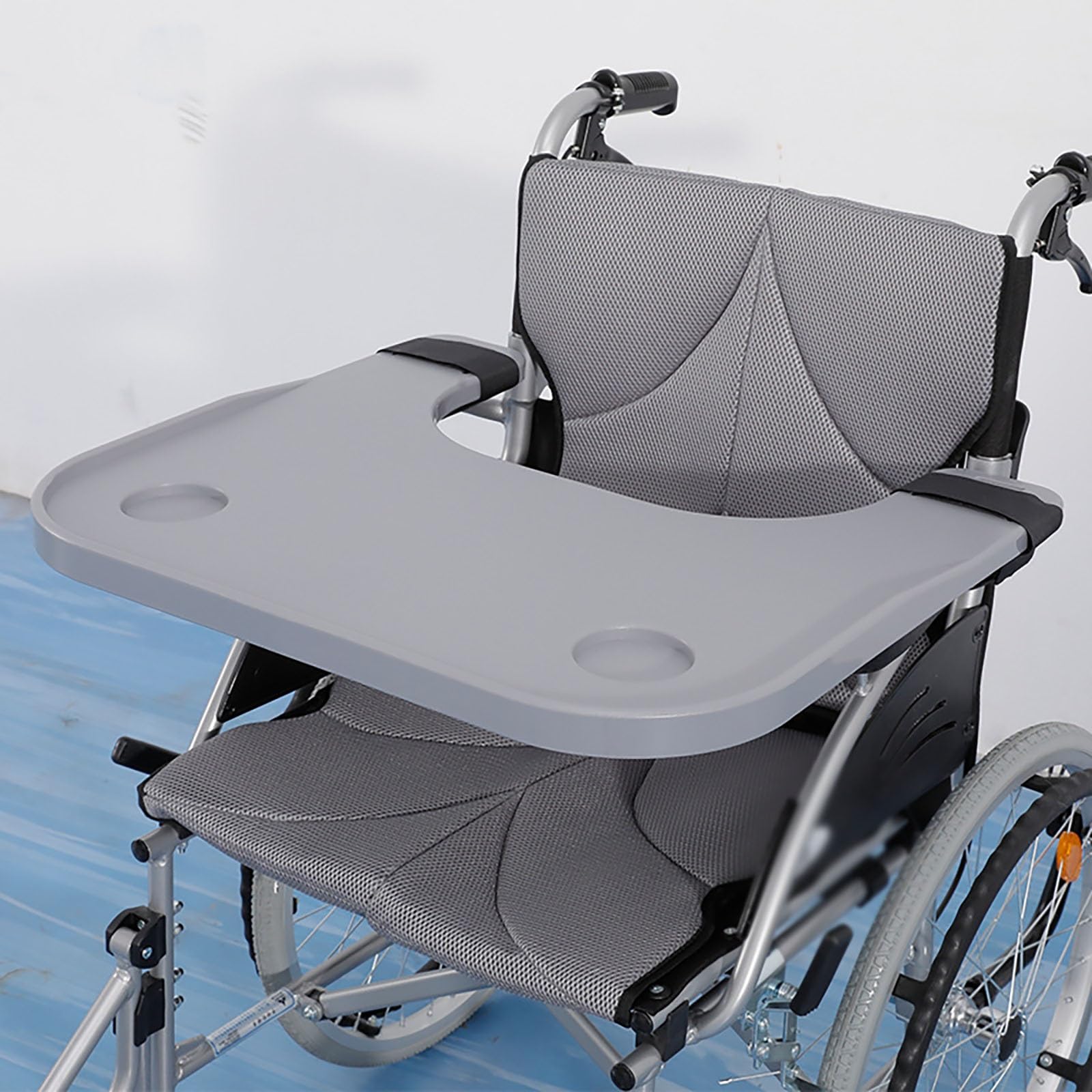 Taca na wózek inwalidzki – ergonomiczne akcesorium do jadalni z uchwytami na kubki, łatwy montaż do użycia w łóżku lub sofie