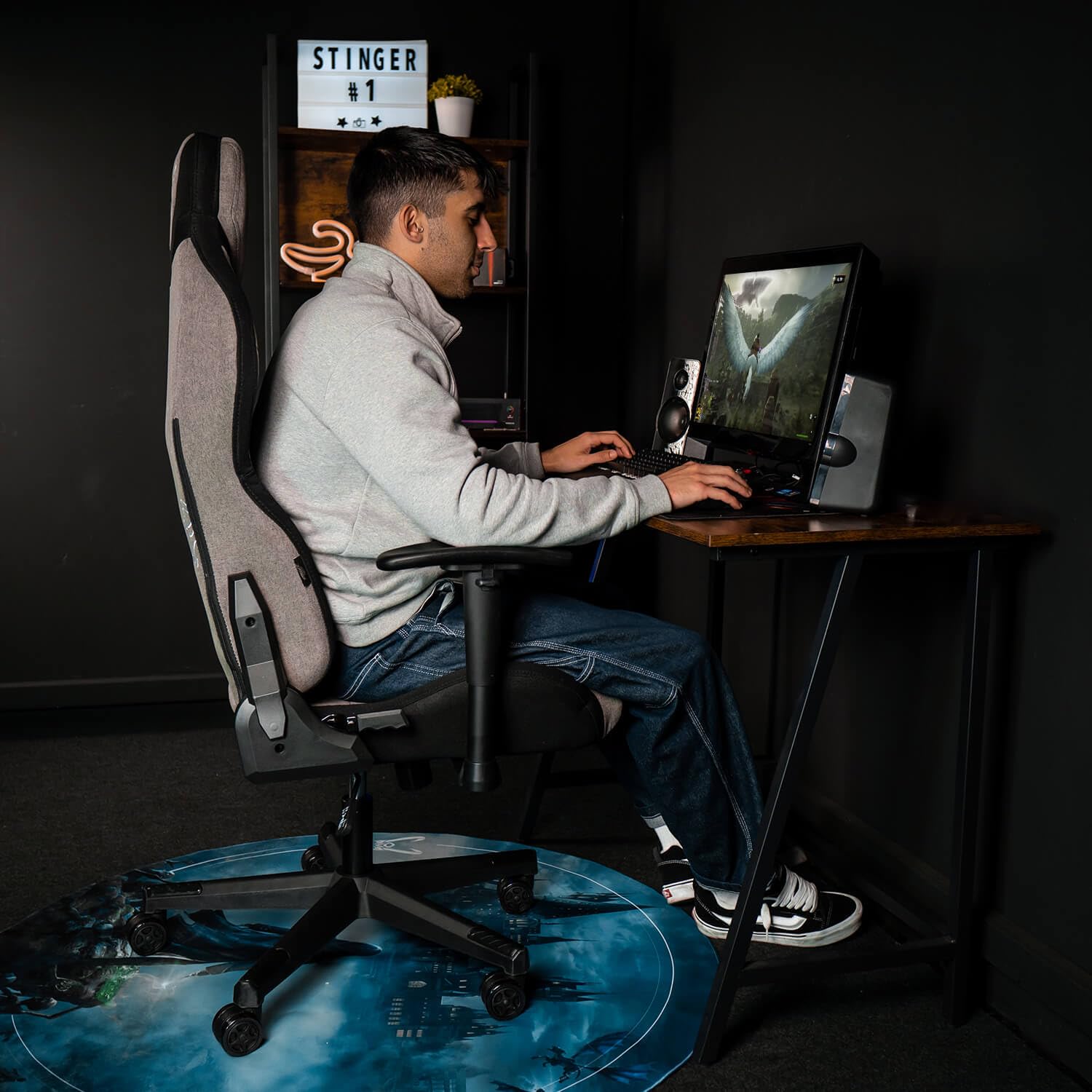 Woxter Stinger Station Titan Dark - Sedia da gaming ergonomica, tessuto idrorepellente, asse di resistenza realizzato in acciaio e ruote silenziose di massima qualità, GM26-110