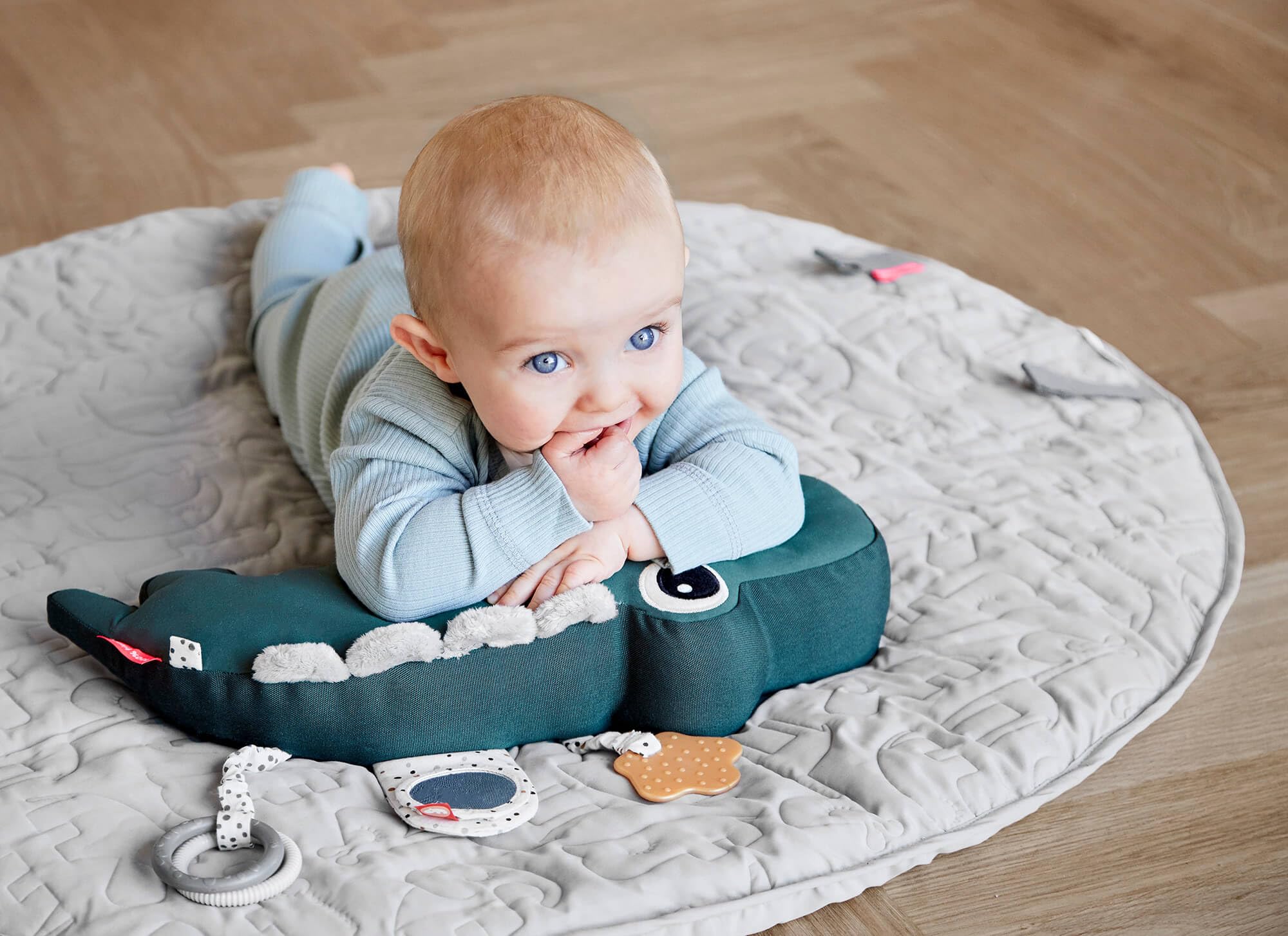 Done by Deer Tummy Time Croco Coussin Bébé Sensoriel Jouet d'Activité 3+ Mois