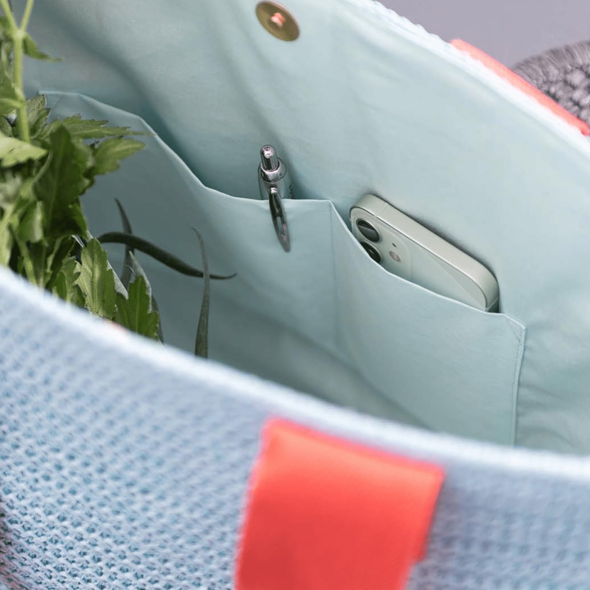 REMEMBER Korbtasche "Pale blue" mit Druckknopf aus Papierstroh und Baumwolle