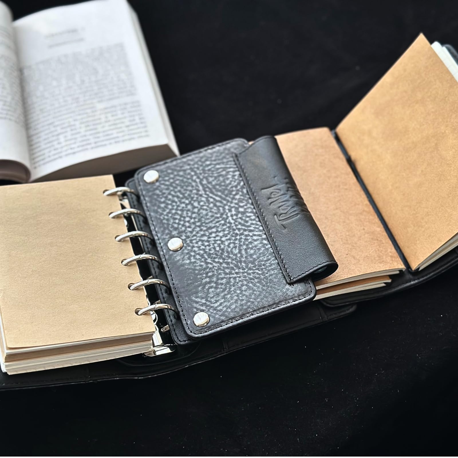 Agenda tascabile A7 in vera pelle italiana dell'Alaska, ricaricabile, agenda ad anelli Stalogy, stile 3 volte con raccoglitore ad anelli da 25 mm, compatibile con passaporto TN (cera nera)