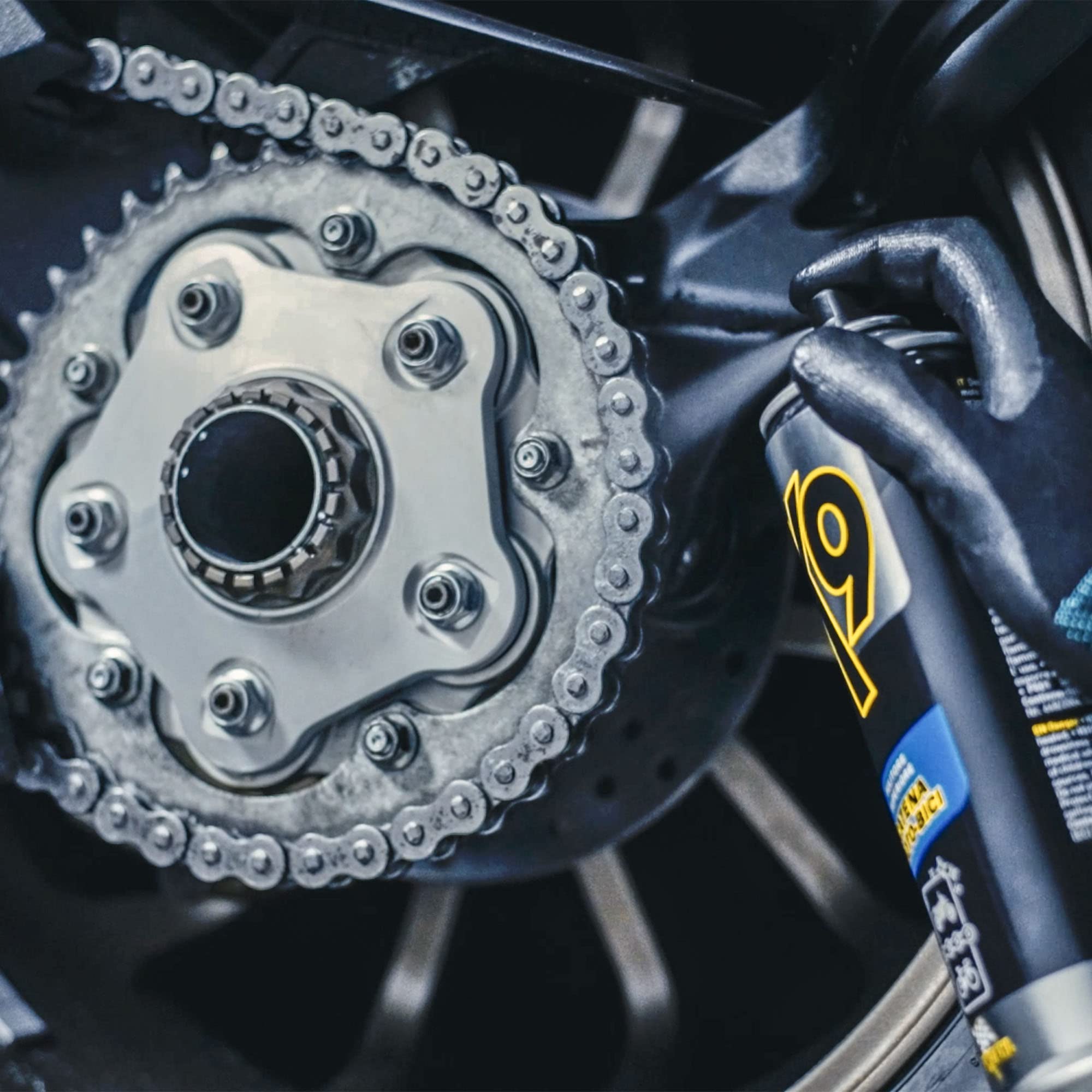 Bardahl - Kit Manutenzione Catene, Kit Speciale per Catena Moto da Strada-Pista, Anti-Usura e Ruggine, Allunga Vita Catena, Corona e Pignone, Resistenza Acqua, Spazzola Pulisci Catena