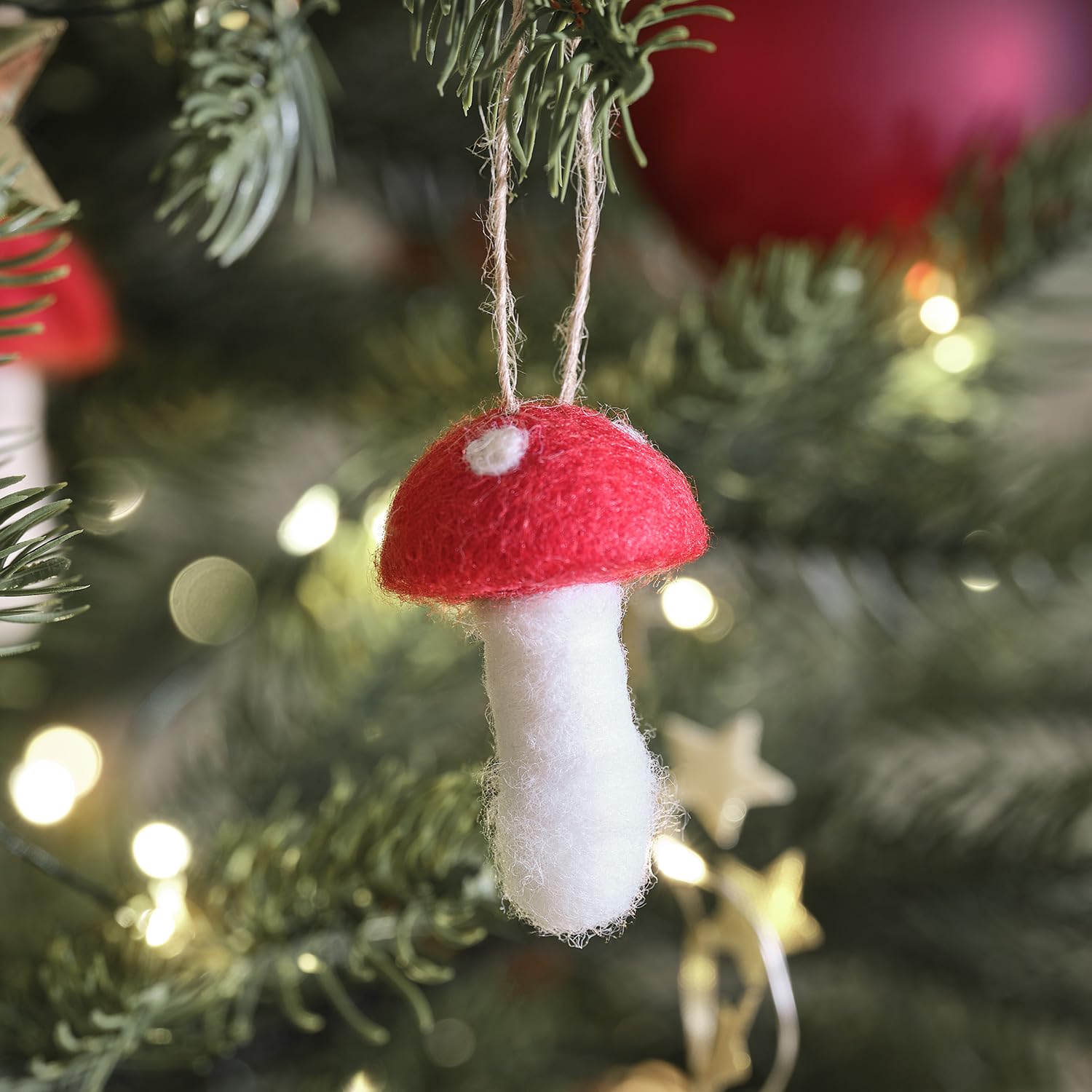 Lights4fun Set di Albero Artificiale in Feltro Marrone da 50 cm e 3 Decorazioni Natalizie in Feltro Appese a Forma di Renna, Funghi e Alberi di Natale Decorazione di Natale per Interni