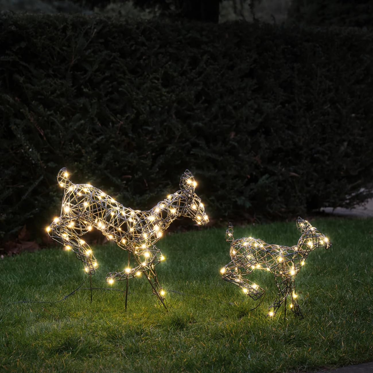 Lights4fun 3er Set Springende Harlow Rentierfamilie | mit warmweißen und kalten LEDs | Weihnachtsdekoration Hirsch Reh Rehkitz für Weihnachten | für innen und außen | mit Netzkabel [Energieklasse A]